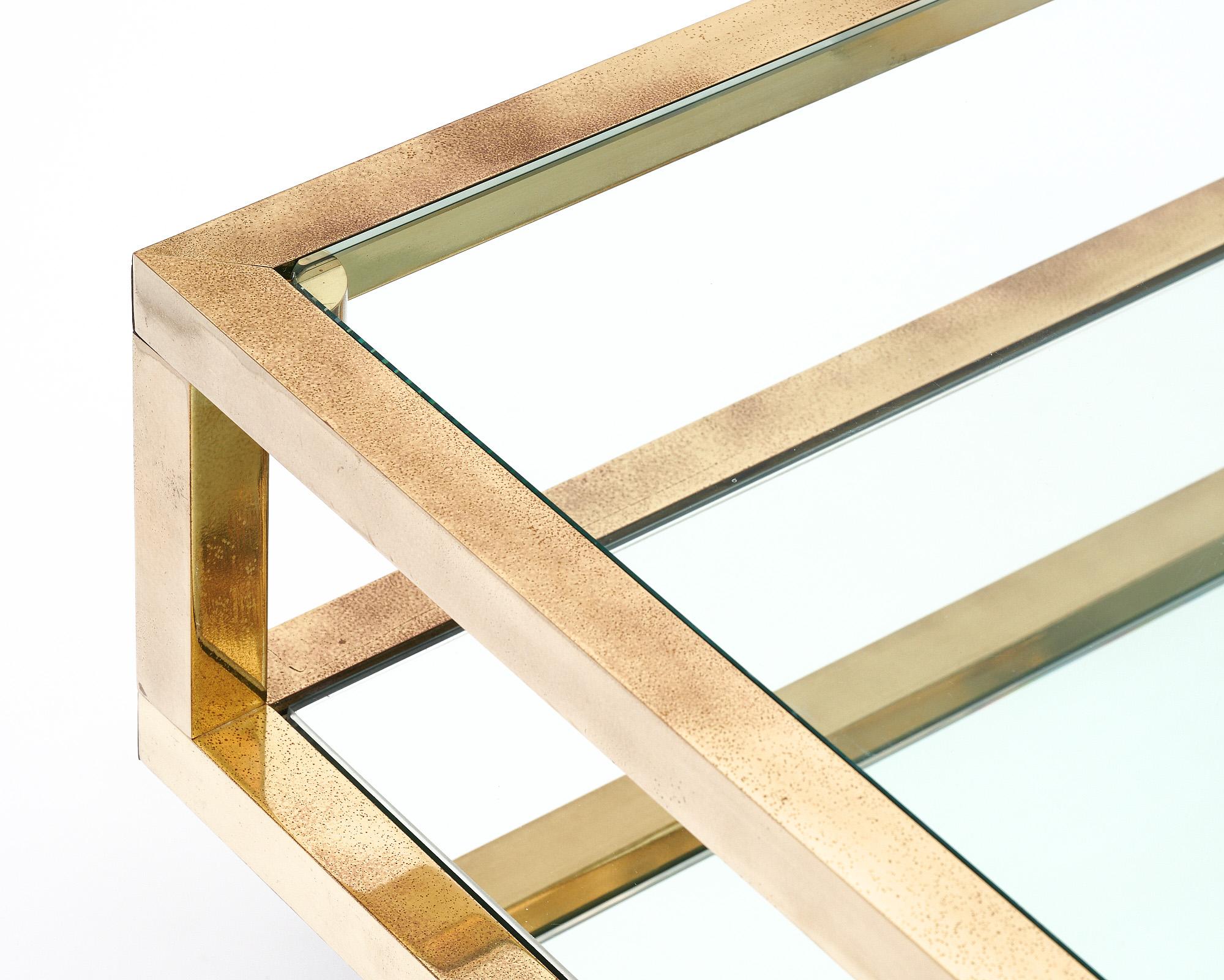 Modernistische Beistelltische aus Messing und Glas (Ende des 20. Jahrhunderts) im Angebot