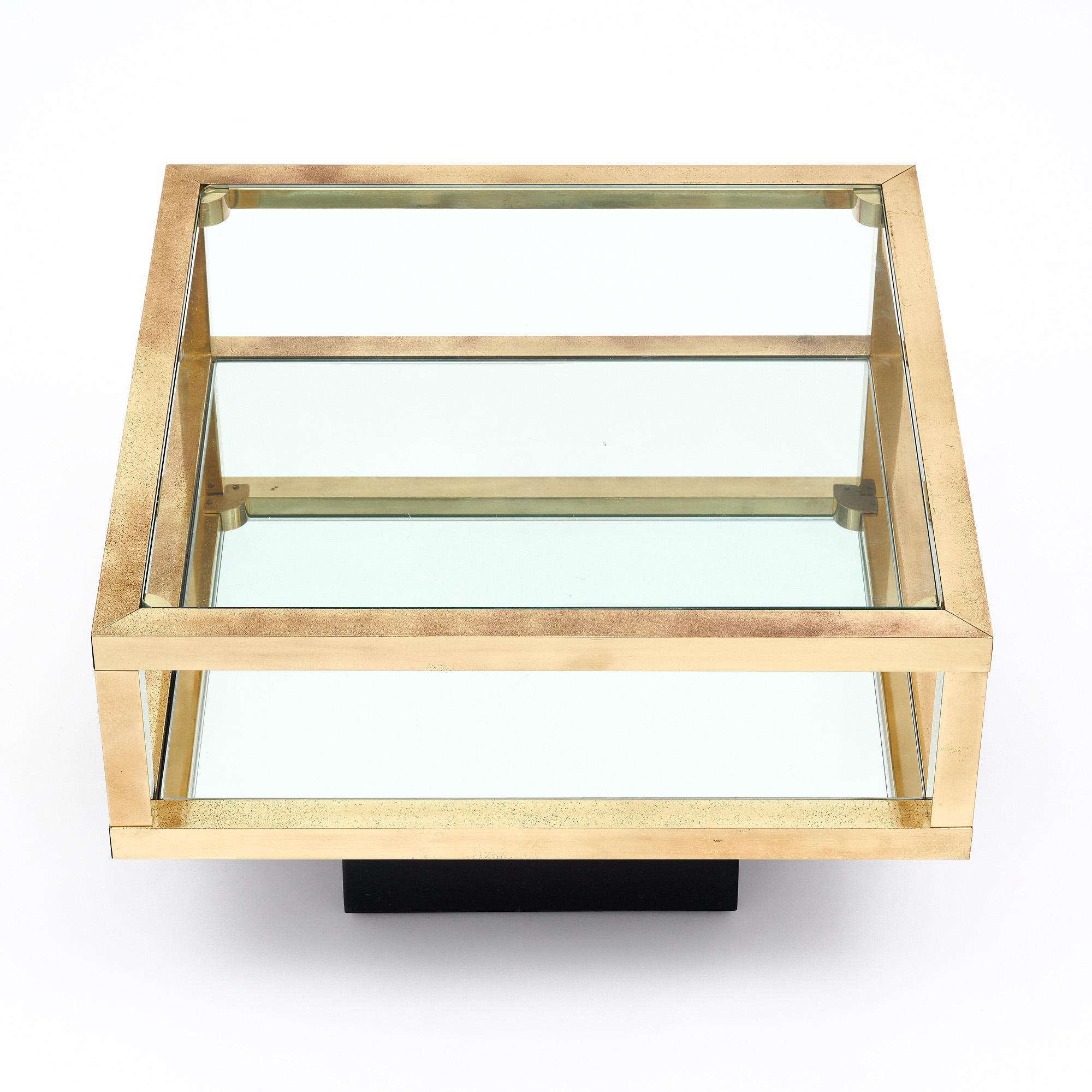 Modernistische Beistelltische aus Messing und Glas im Angebot 1