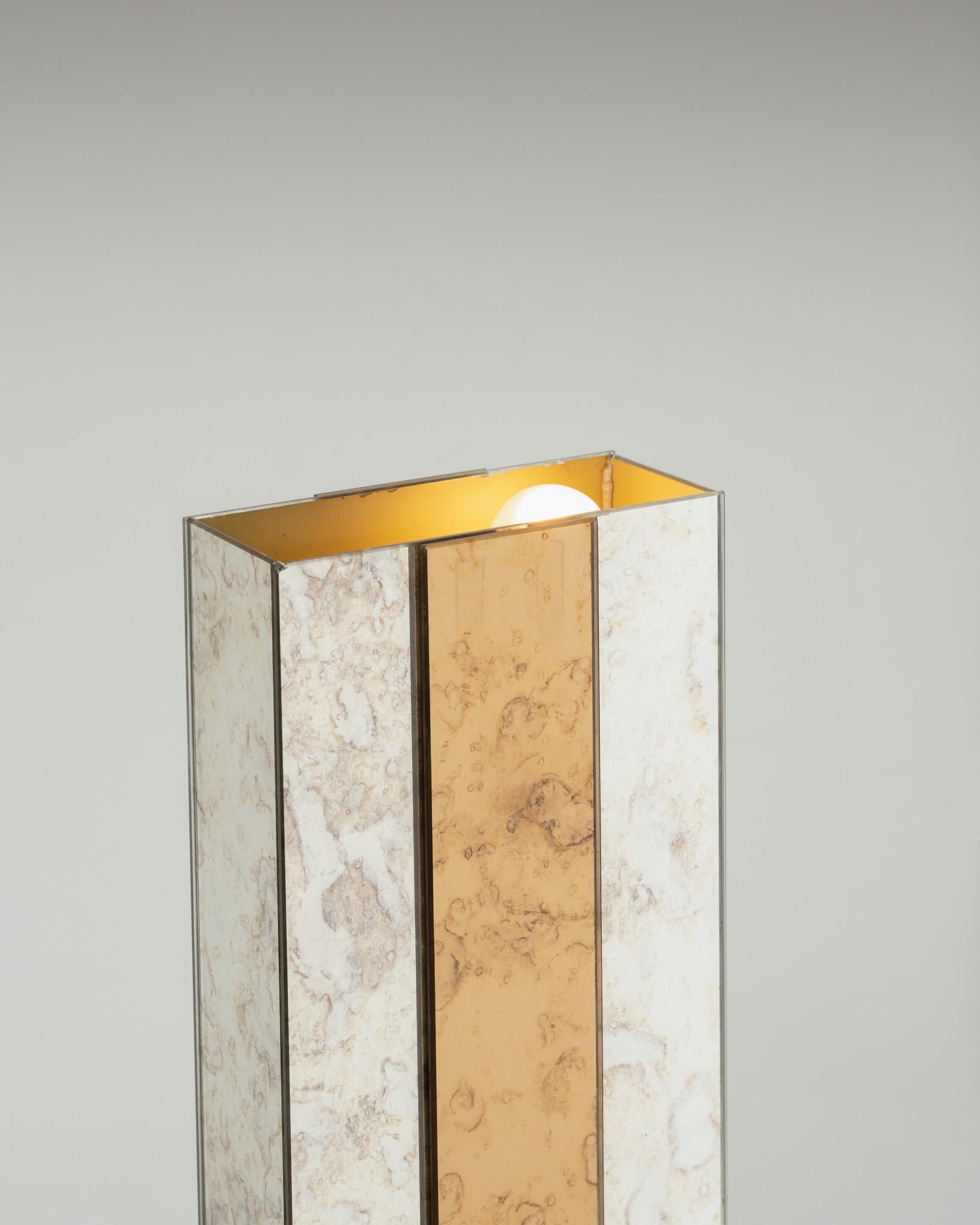 Lampadaire moderniste en laiton et miroir, années 1970. Die skulpturale Leuchte besteht aus einer Säule mit vertikalen Pfannen, die sich abwechselnd aus poliertem Laiton und Kunststoffen zusammensetzen. Die geometrische und architektonische