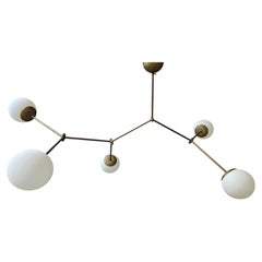 Lustre italien en laiton et verre opalin à branches
