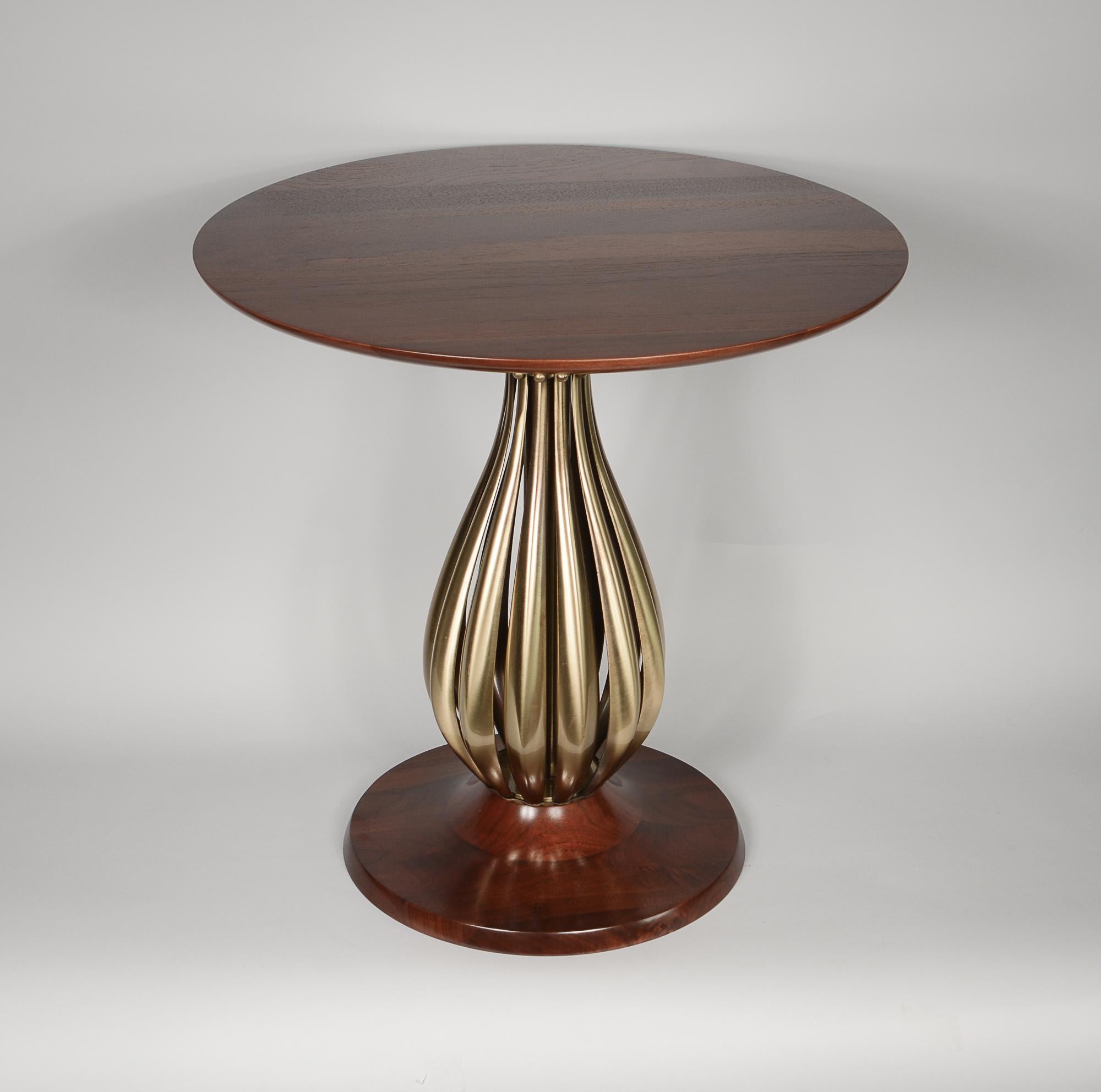 Mid-Century Modern Table d'appoint moderniste en laiton et noyer par Rembrandt Lamp Company en vente