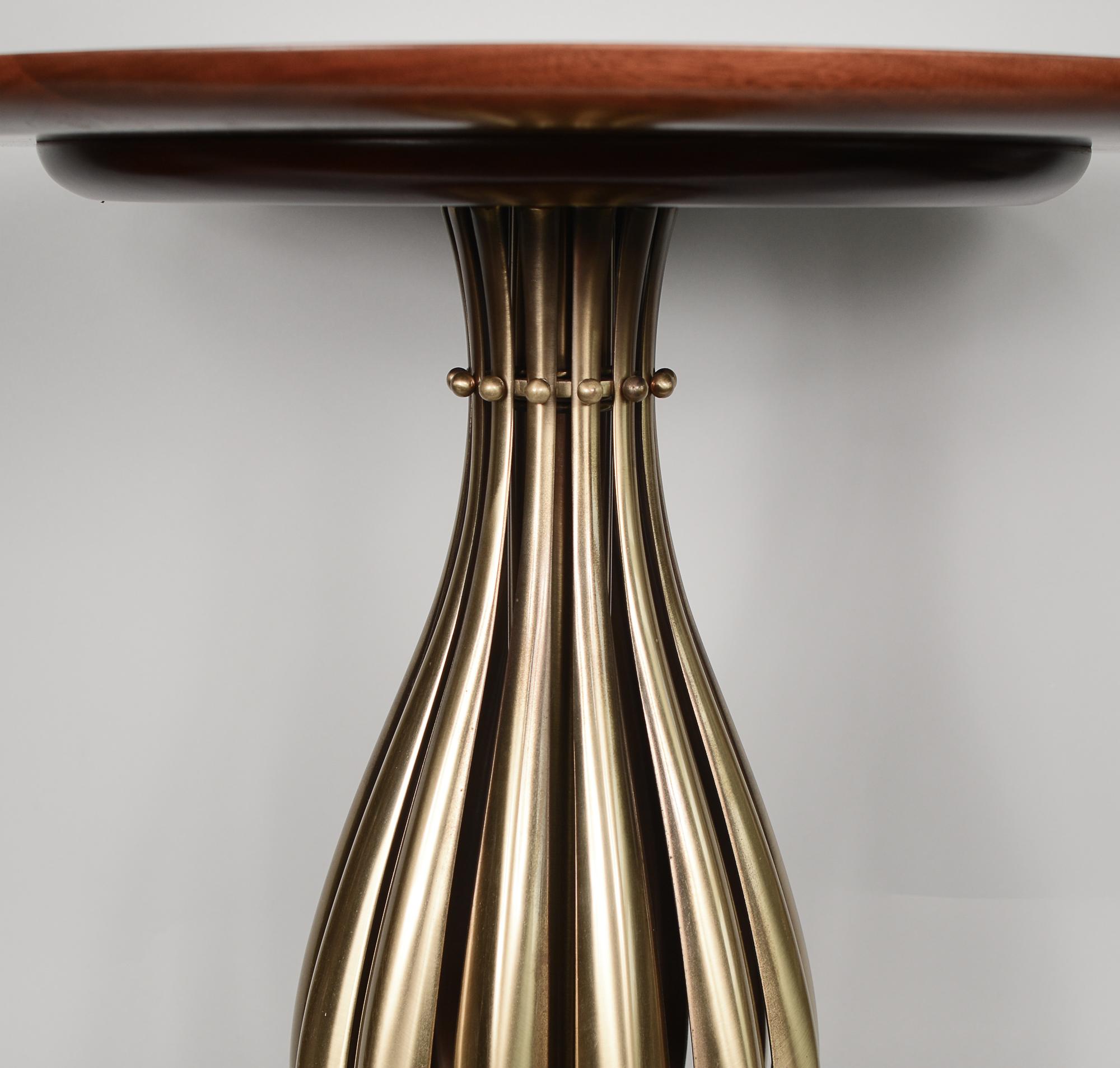Milieu du XXe siècle Table d'appoint moderniste en laiton et noyer par Rembrandt Lamp Company en vente