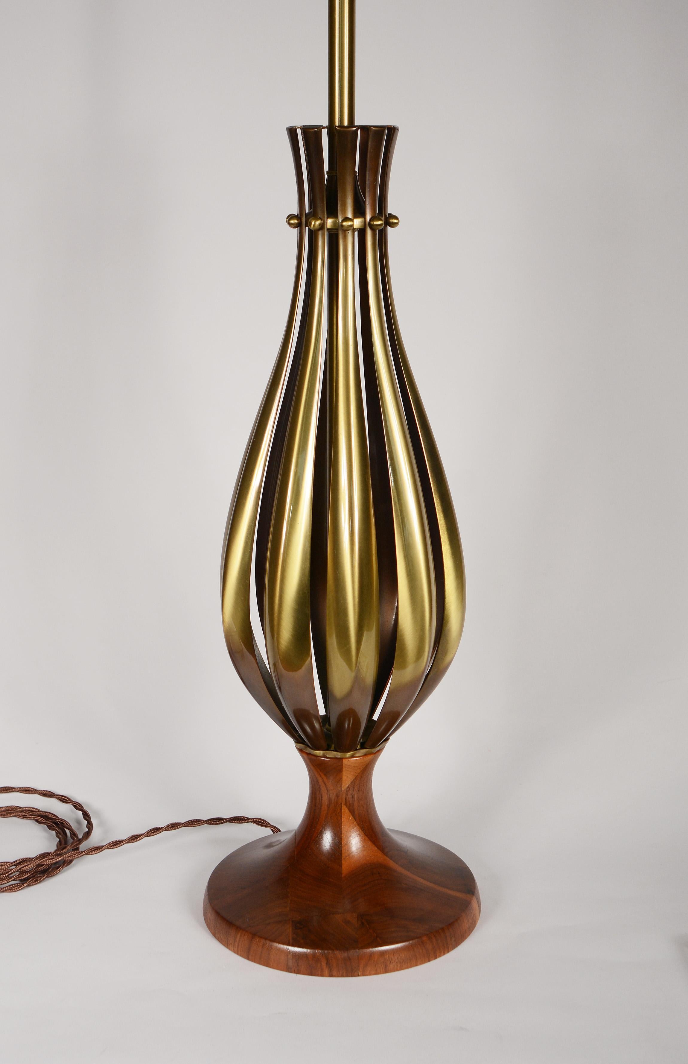 Rembrandt Tischlampe in Tulpenform mit Messingrippen und Sockel aus Nussbaumholz. Diese Lampe hat einen Dreiwege-Schalter an der Fassung und einen zweiten Schalter am Sockel, mit dem die Lampe ein- und ausgeschaltet werden kann.