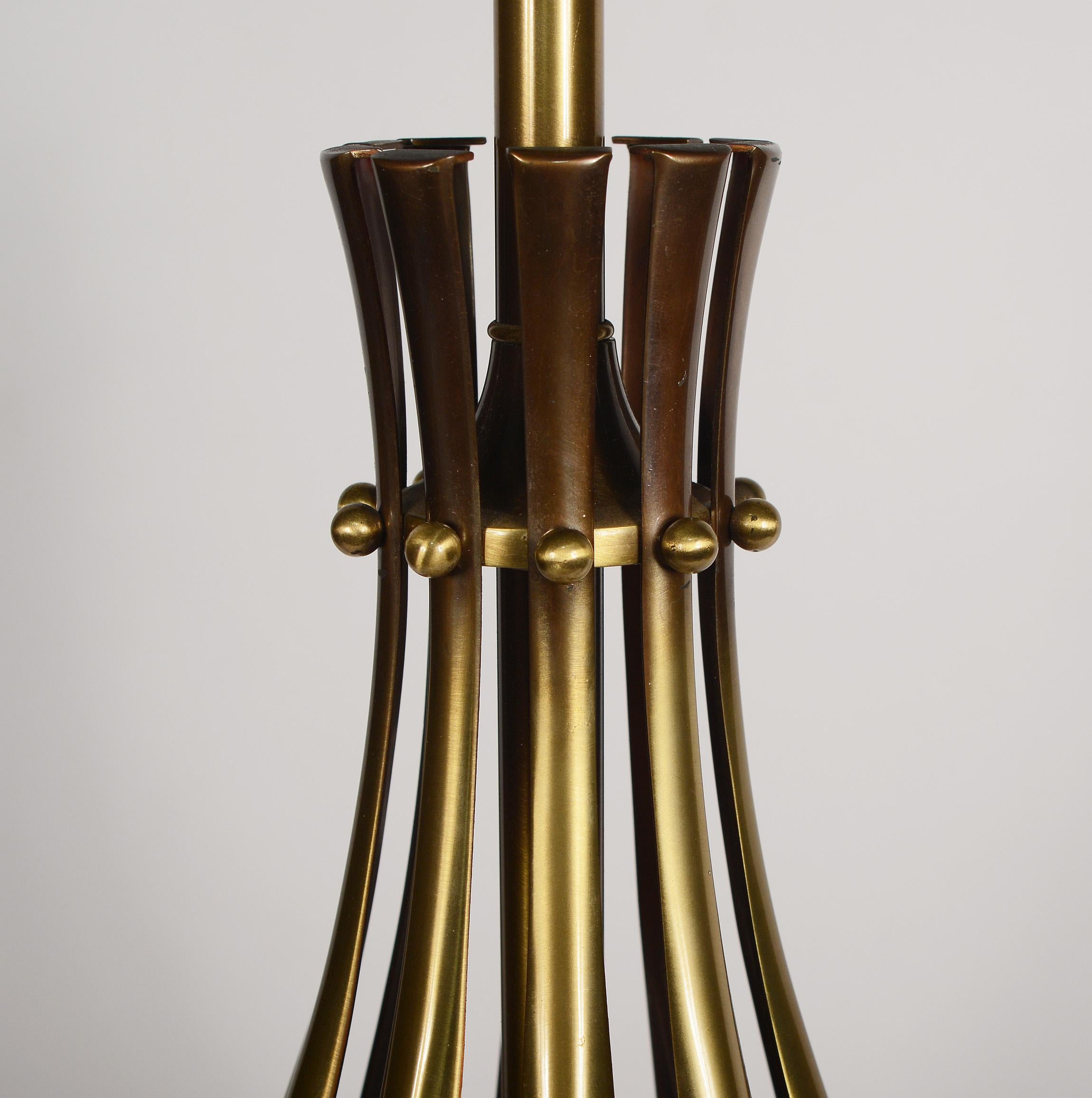 Modernistische Tischlampe aus Messing und Nussbaumholz von Rembrandt (amerikanisch) im Angebot