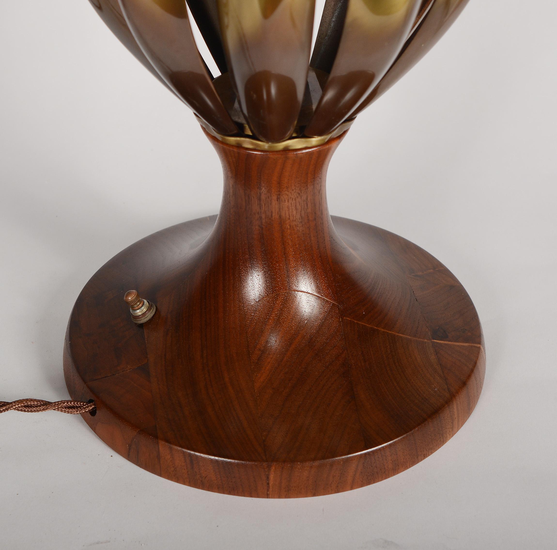Mid-Century Modern Modernist Brass and Walnut Table Lamp by Rembrandt For Sale