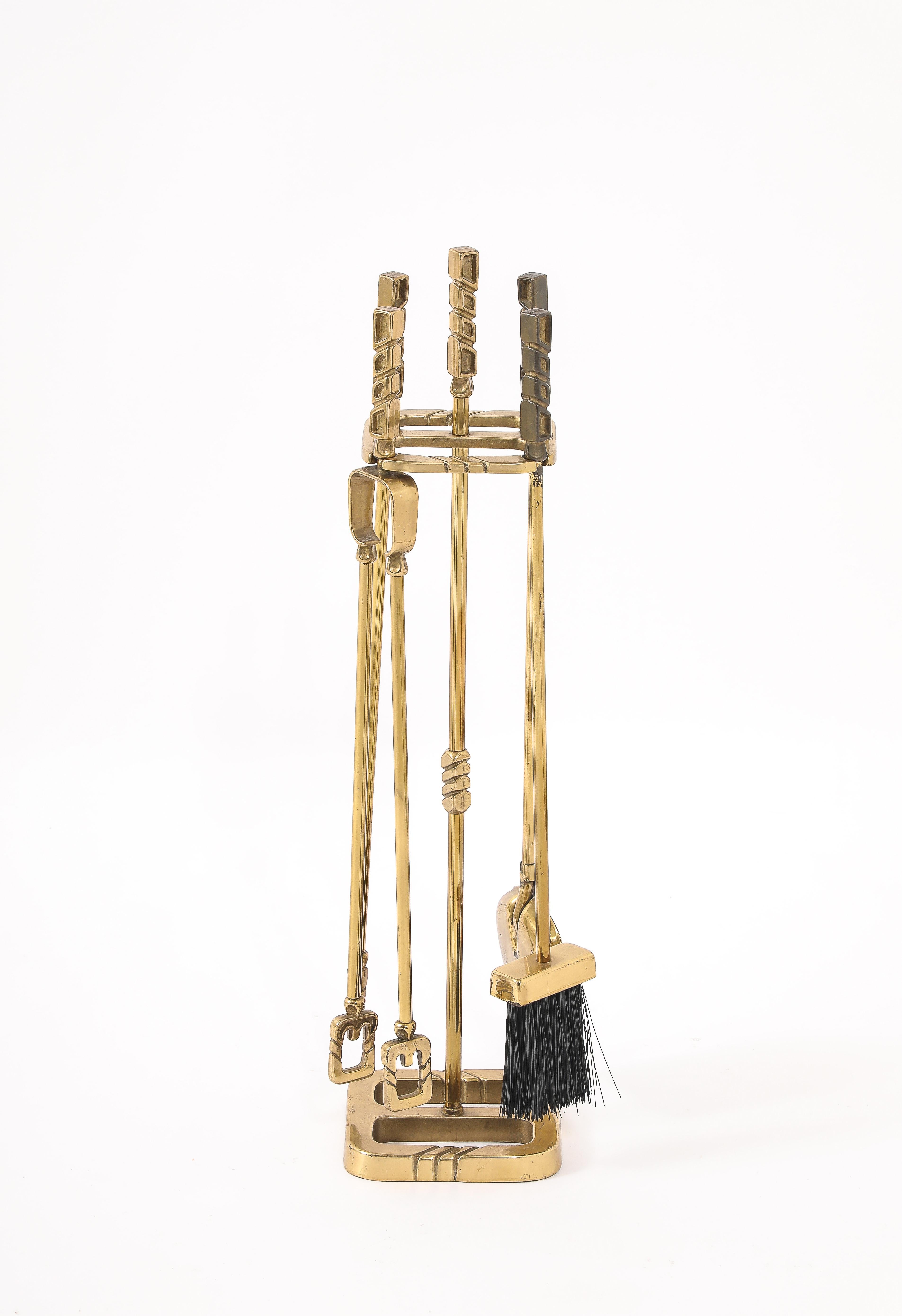 Modernist Brass Andirons, Screen & Toolset, Italy 1960's In Good Condition For Sale In New York, NY
