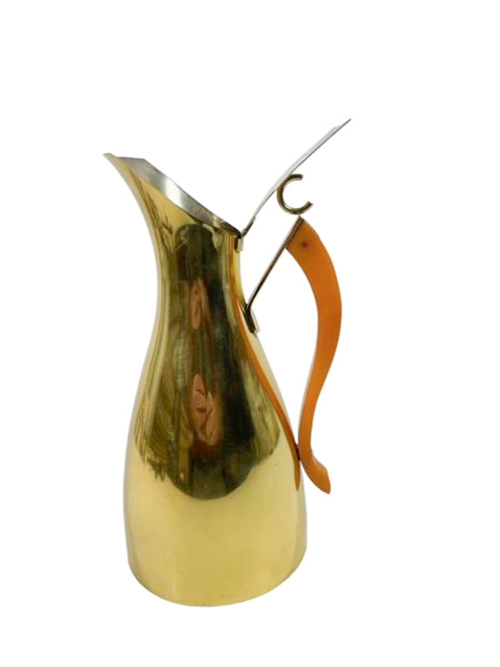 Italienischer modernistischer Barkrug aus Messing mit Scharnierdeckel und spitz zulaufendem, S-förmig gebogenem Bakelit-Henkel in Karamell. Gekennzeichnet auf der Unterseite 