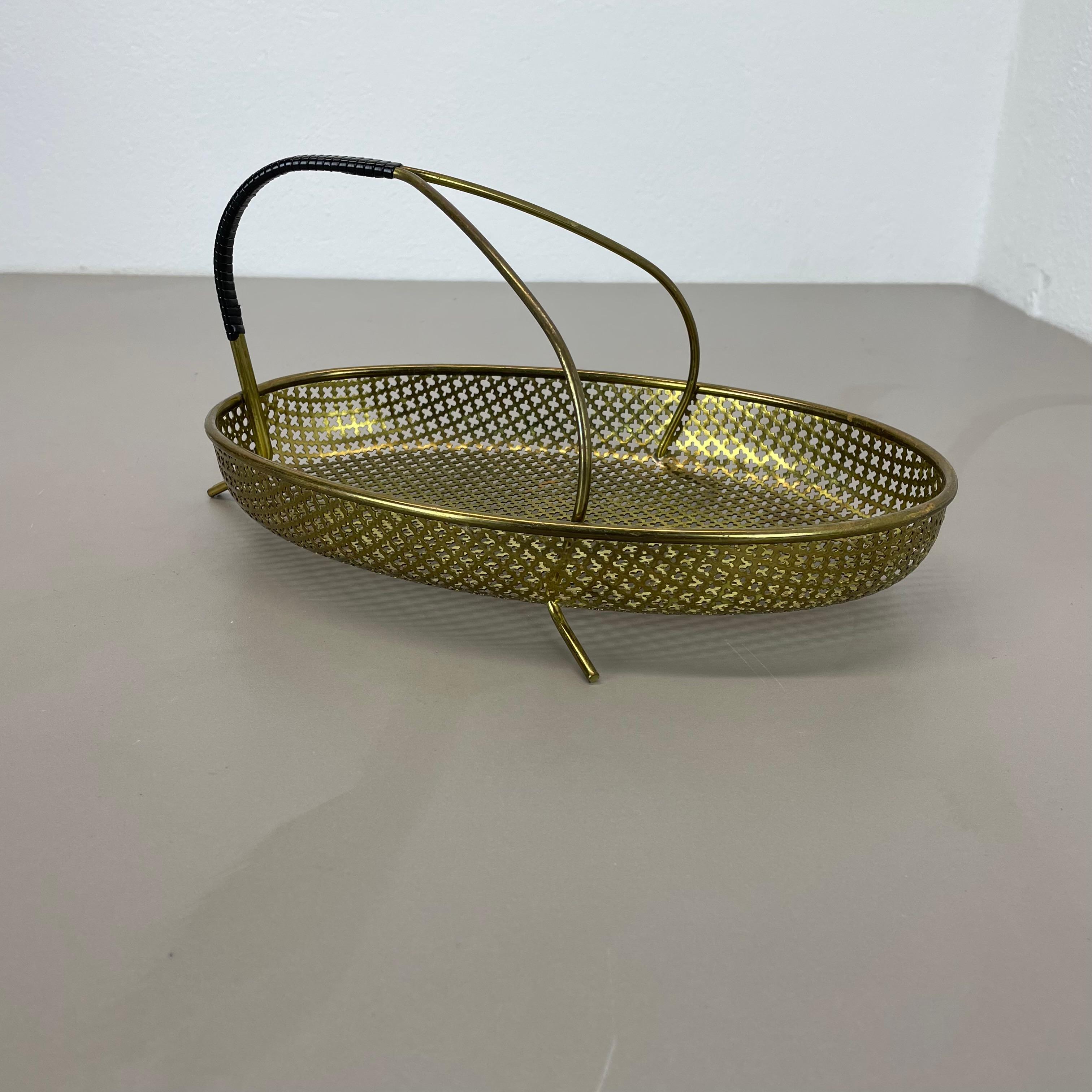 elemento della ciotola.

Nello stile di Mathieu Matégot.

Origine: Francia,

1970s.

Questo elemento vintage originale è stato prodotto negli anni '50 in Francia. È stato realizzato in ottone con un'ottica a fori che ricorda i disegni di Mathieu