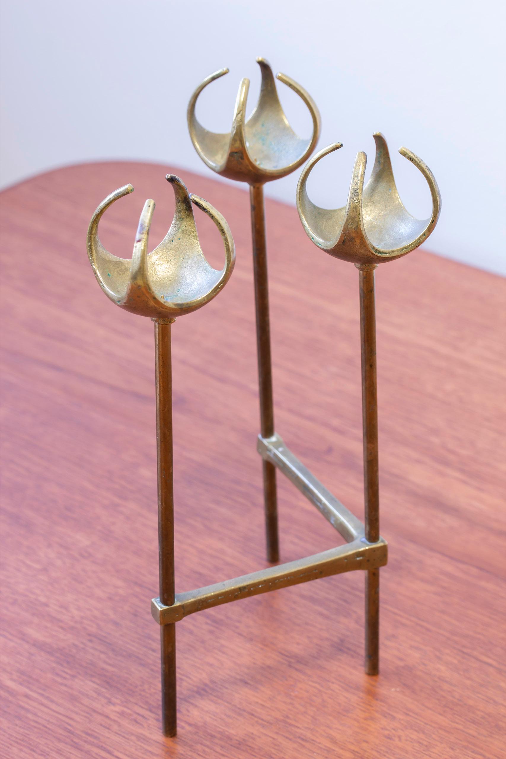 Candelabro diseñado y producido por Olov Barve. Barve era un herrero y platero de formación con taller propio en Gotland (Suecia). Hand Made de latón. Los tres candelabros firmados por Barve. Muy buen estado, con una ligera oxidación y pátina