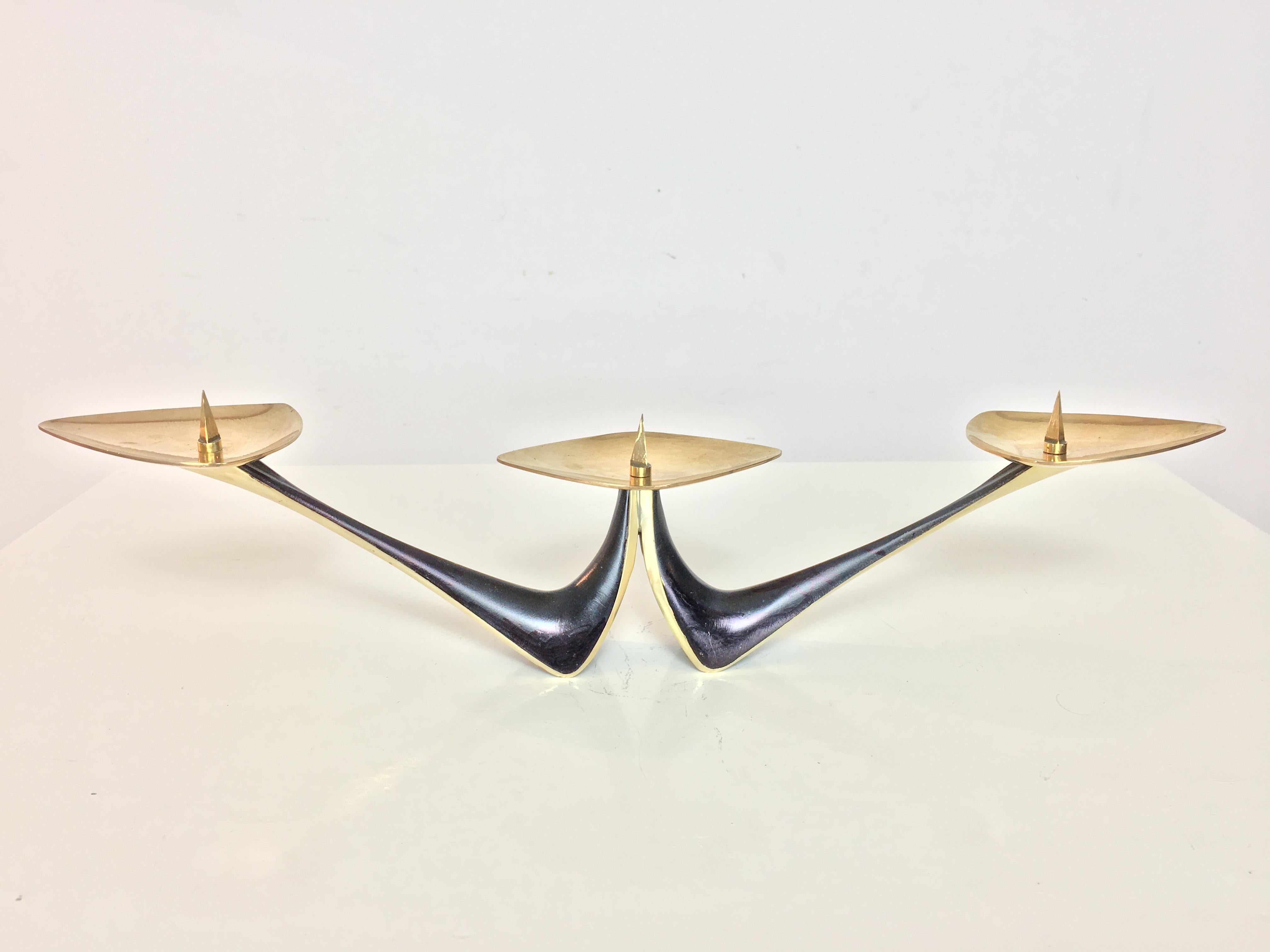 Portacandele in ottone dorato e nero di Klaus Ullrich, famoso orafo e designer industriale tedesco della metà del secolo scorso. Progettato nel 1958 e venduto da Faber & Schumacher Duisburg. Linea superba, tipico design degli anni '50. Ottime