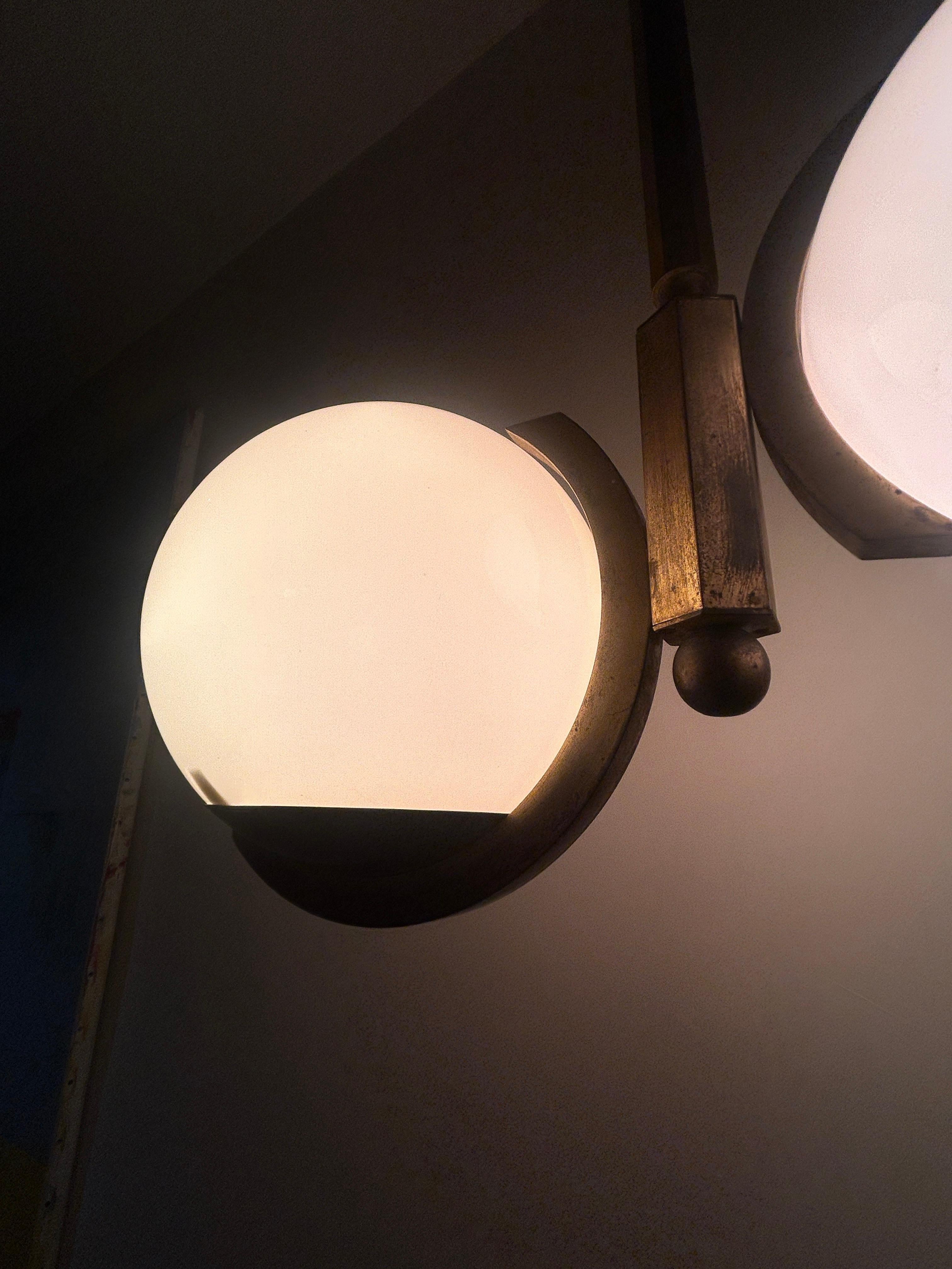 araña modernista de latón de los años 30 atribuida a Jacques Adnet en venta 5