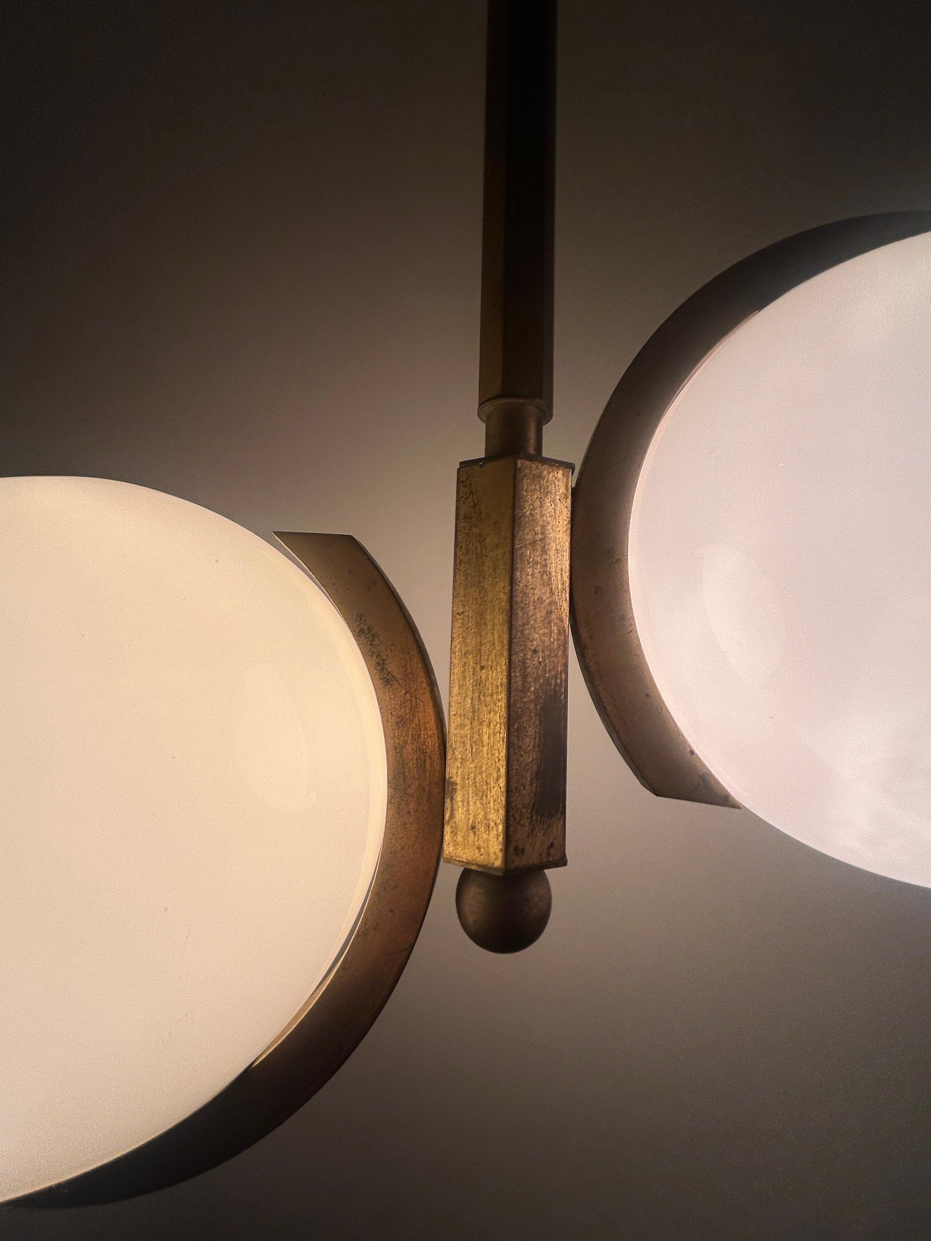 araña modernista de latón de los años 30 atribuida a Jacques Adnet en venta 6