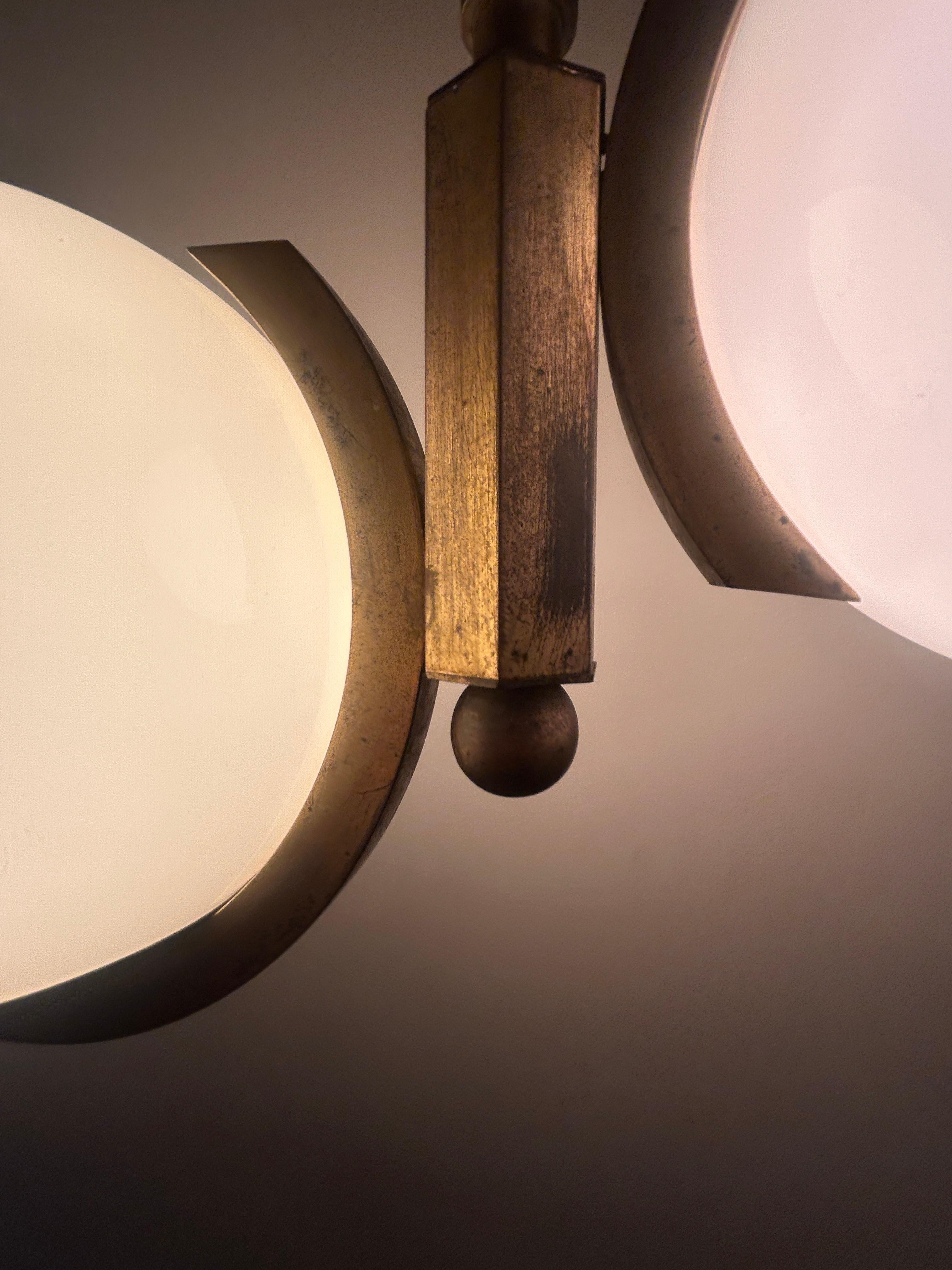 araña modernista de latón de los años 30 atribuida a Jacques Adnet en venta 7