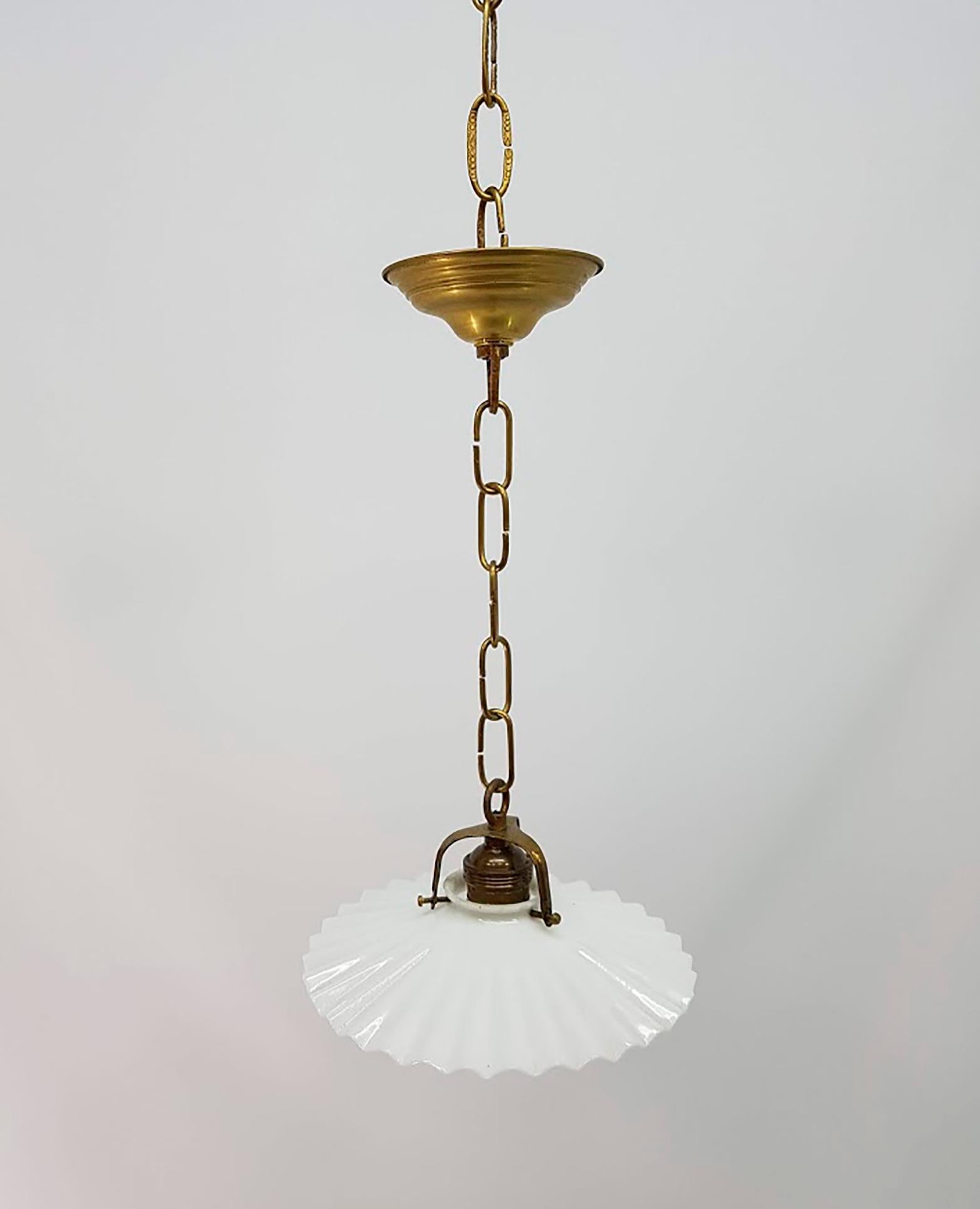 Brass pendant with opal tulip in the shape of a fluted plate.
Classical tulip of modernist style that was used to illuminate small rooms. Antiqued glass
completely restored and with new electrical installation.