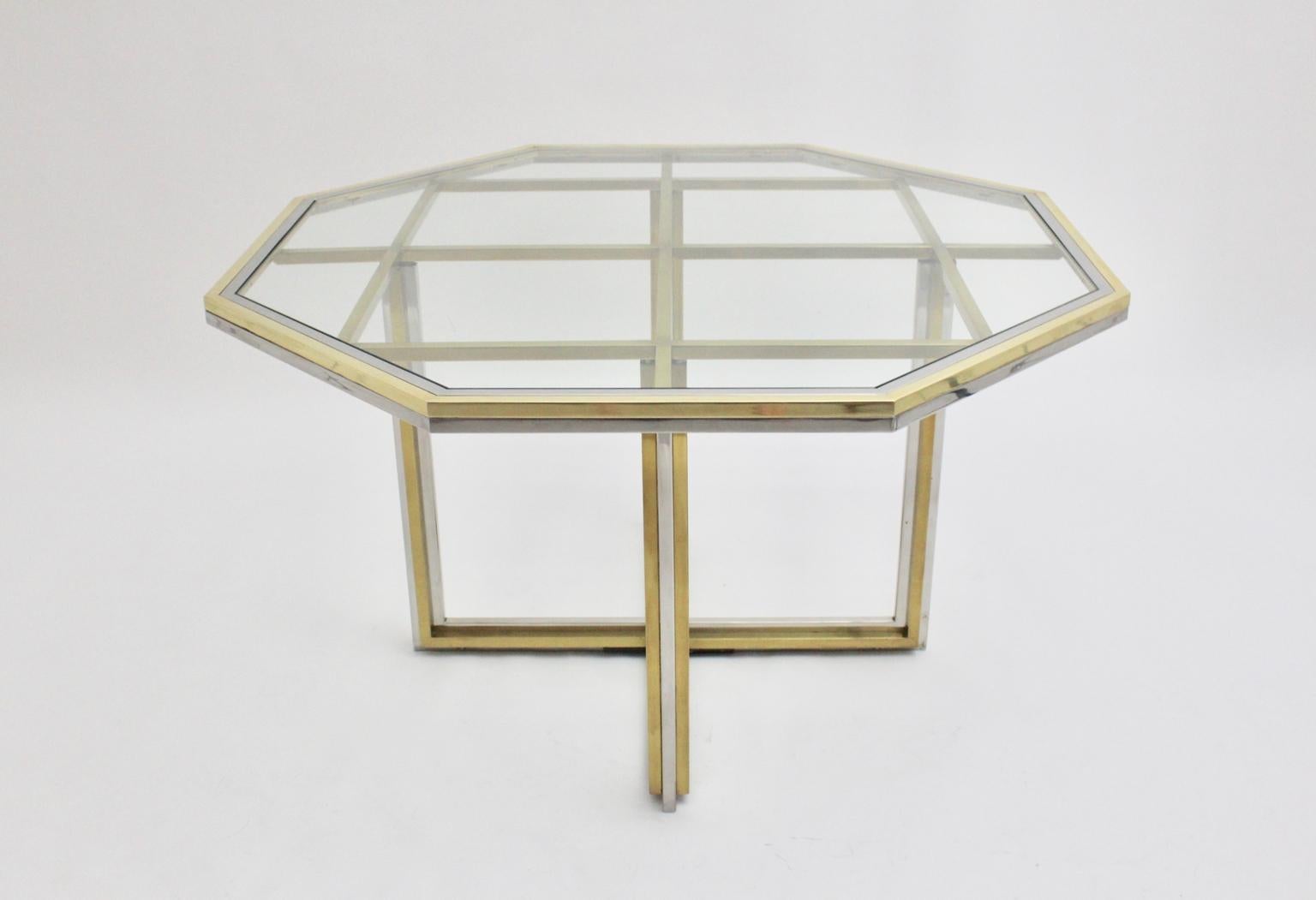 Table de salle à manger ou table centrale vintage moderniste en laiton et chrome, Romeo Vintage, 1970, Italie.
La table octogonale de salle à manger ou de centre vintage Mid-Century Modern dans le style de Romeo Rega a été fabriquée en laiton et en