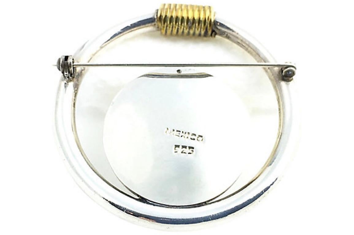 Mexikanische Brosche aus Sterlingsilber mit einem Kreis in einem offenen Kreis und einer Messingdrahtspule als Akzent. Markiert 