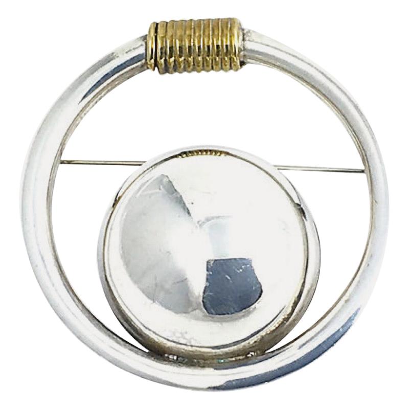 Broche circulaire moderniste en laiton et argent sterling en forme de spirale