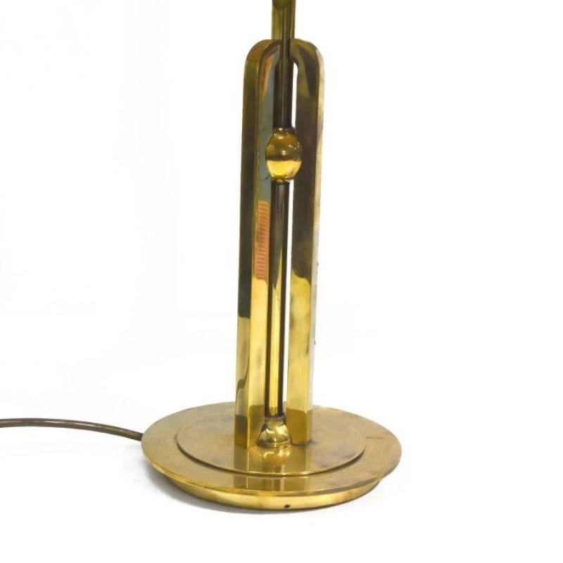 Beautiful modernist desk lamp in brass, very high quality workmanship, lampshade sheathed in brass. Dimension height 62 cm for a diameter of 30 cm.

Additional information:
Material: Copper & brass
Style: Vintage 1970