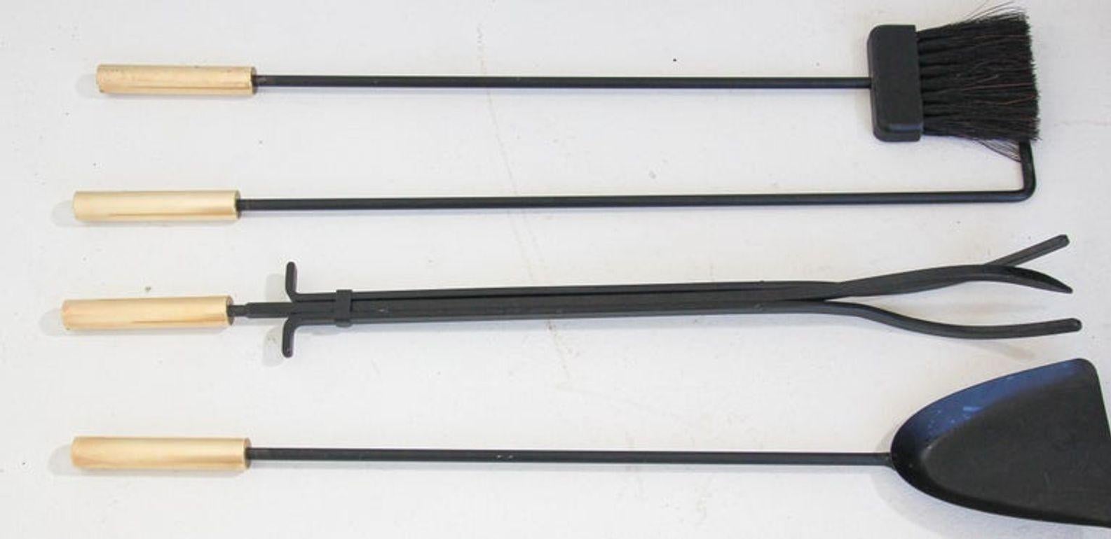 Outils à feu modernistes en laiton et noir par Pilgrim 1960's Bon état - En vente à North Hollywood, CA