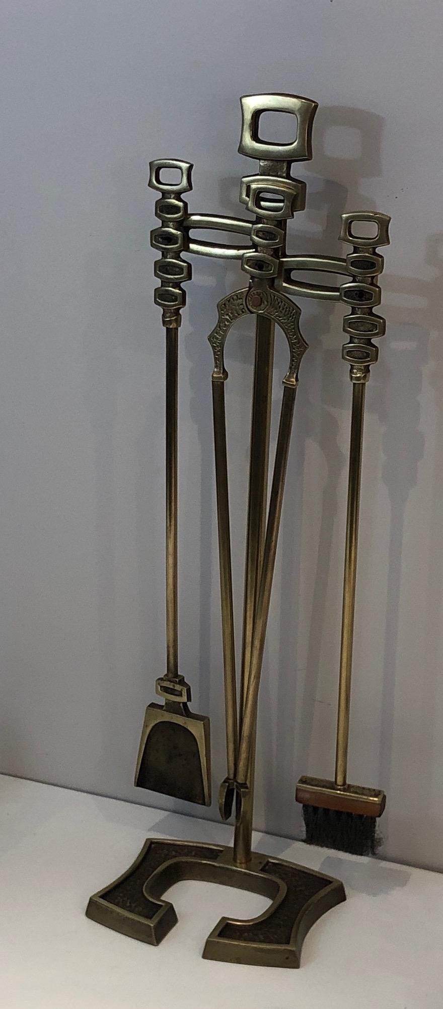 This very nice modernist fireplace tools set on stand is made of brass. This is an Italian work, circa 1970.