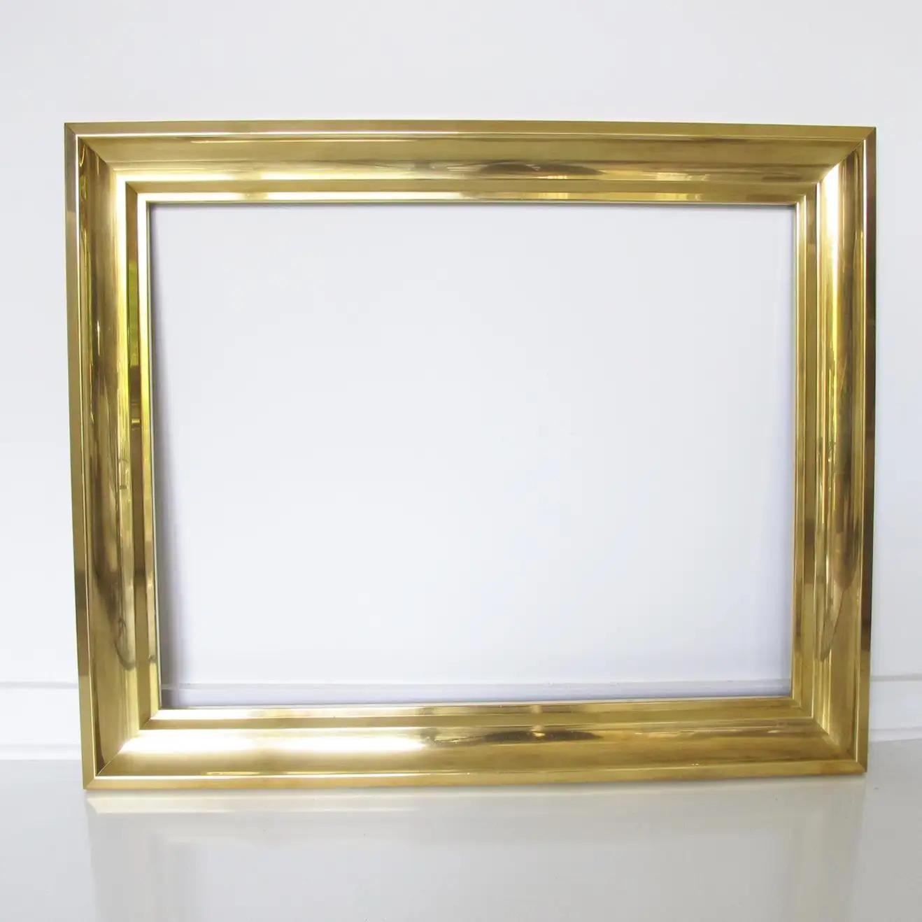 This French frame in polished brass dates from the 1940s. It will be perfect to include a painting, a drawing, a lithograph, a mirror, or any other DIY decoration. Its rectangular shape can be hung in portrait or landscape positions. The frame is