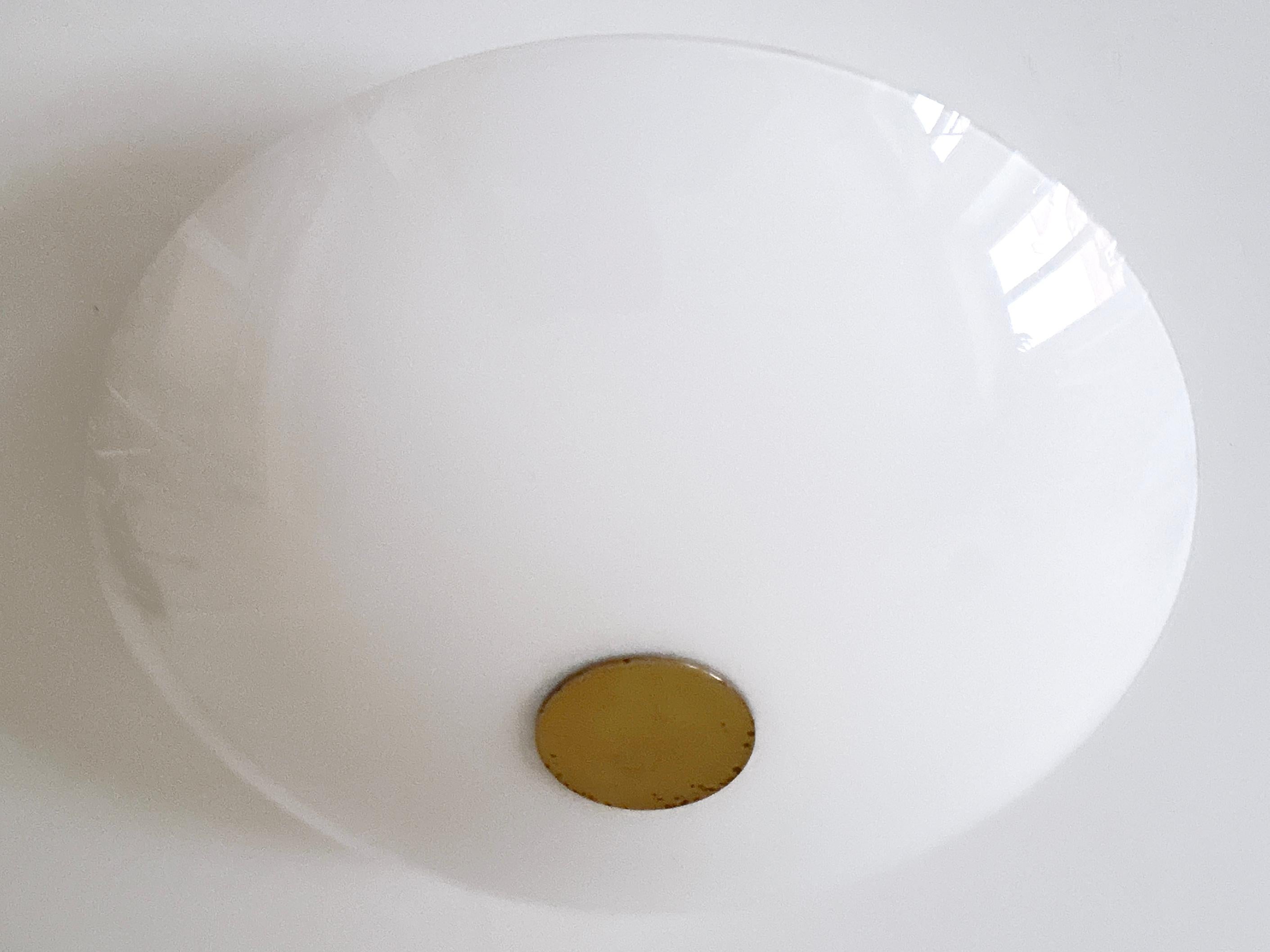 Lampada da incasso o scendiletto modernista in ottone e vetro di Florian Schulz Germania, anni '70 in vendita 2