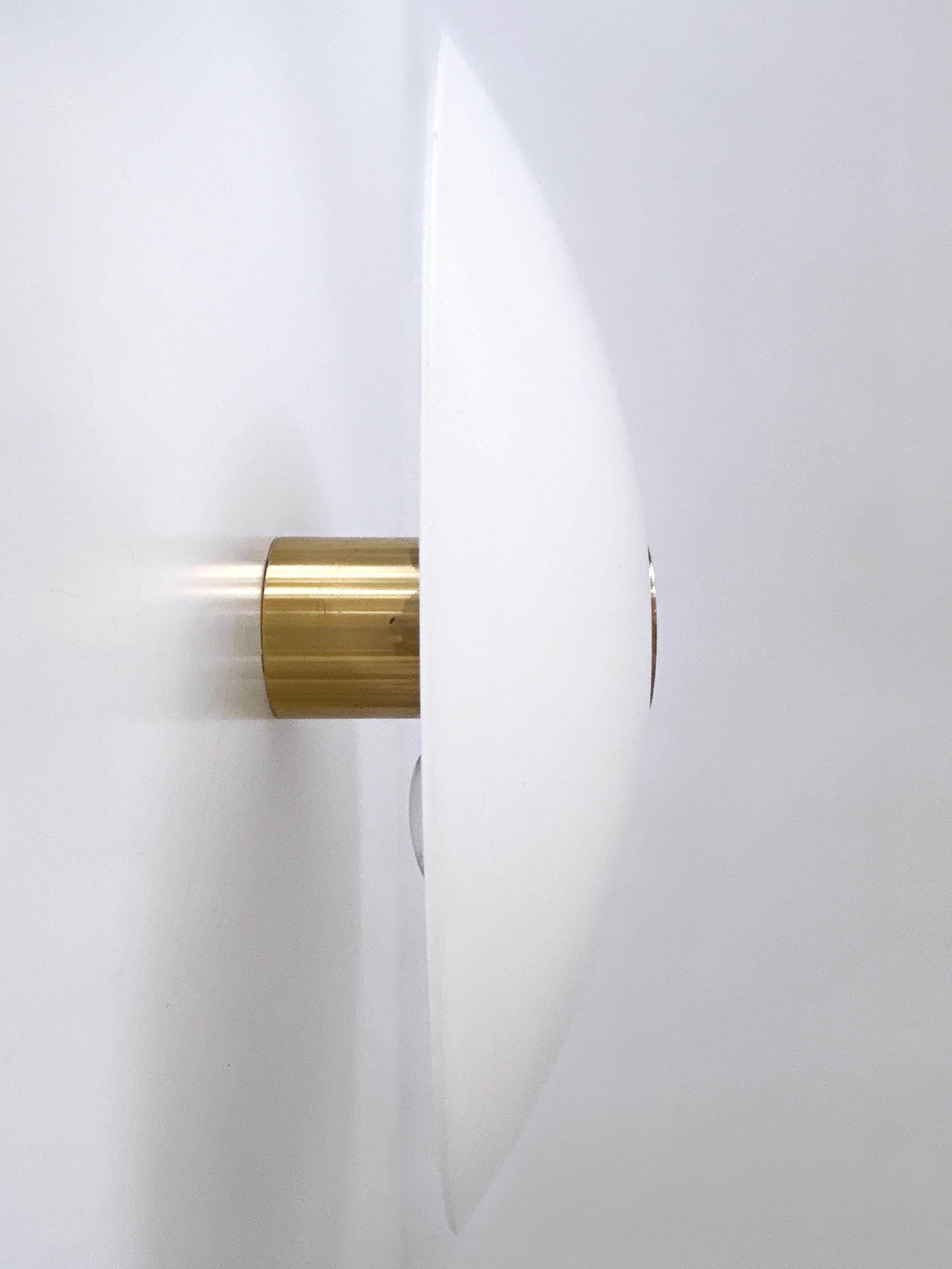 Lampada da incasso o scendiletto modernista in ottone e vetro di Florian Schulz Germania, anni '70 in vendita 8