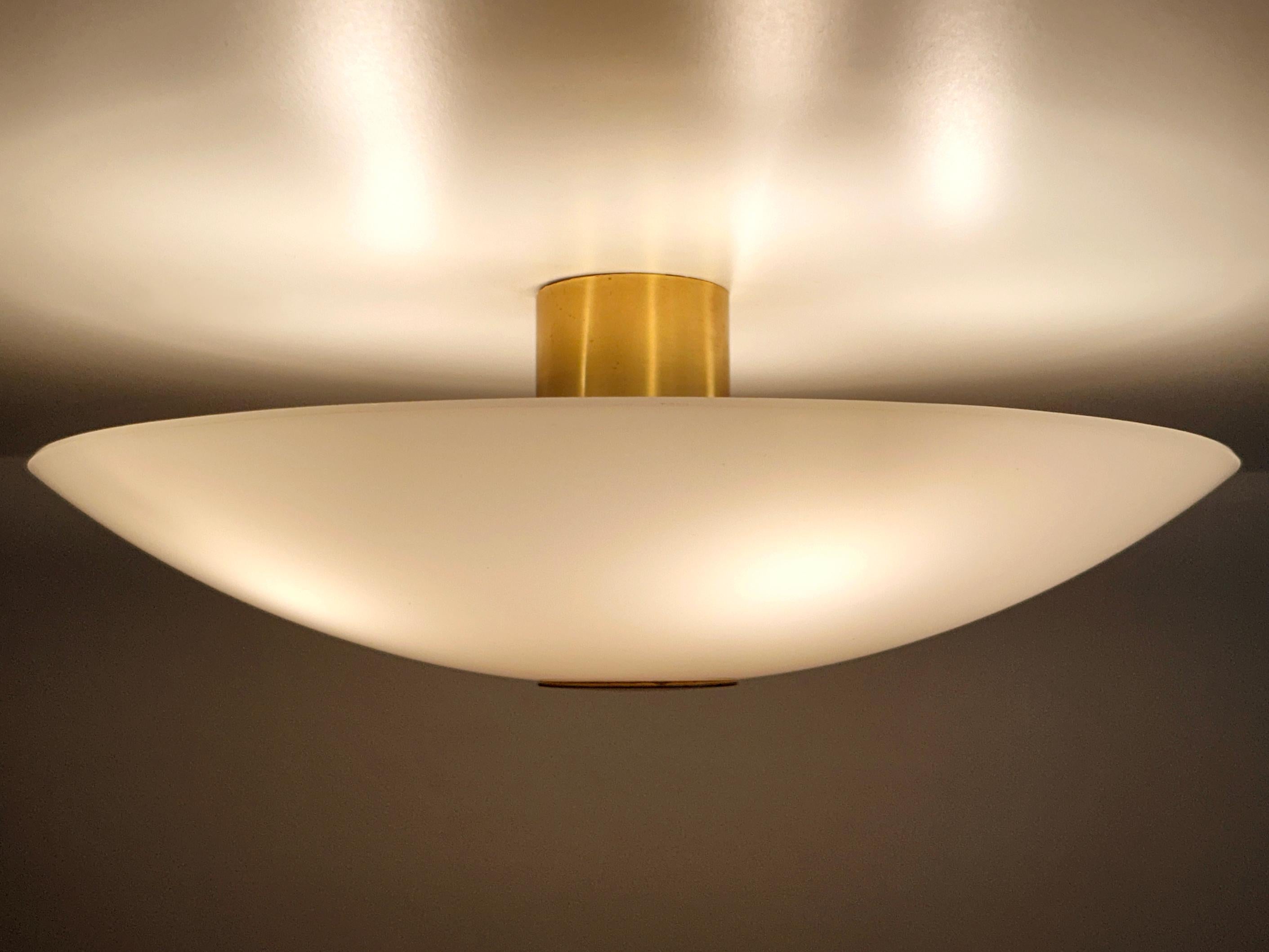 Elegante e minimalista applique da incasso. Disegnato e prodotto da Florian Schulz, Germania, anni '1970.

Realizzato in ottone lucido e vetro opalino, l'apparecchio ha 5 portalampade a vite E14 / E12 Edison, è cablato e funzionante. Funziona sia a