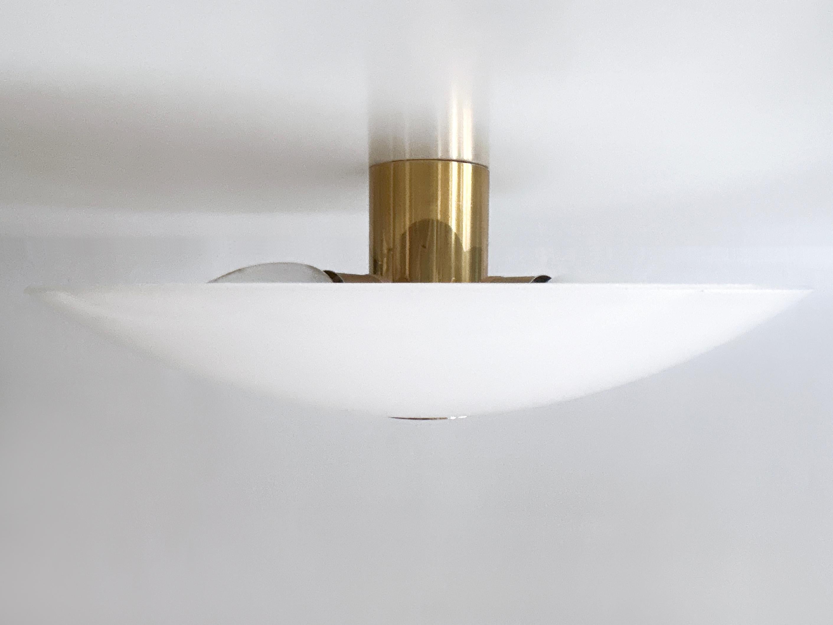 Tedesco Lampada da incasso o scendiletto modernista in ottone e vetro di Florian Schulz Germania, anni '70 in vendita