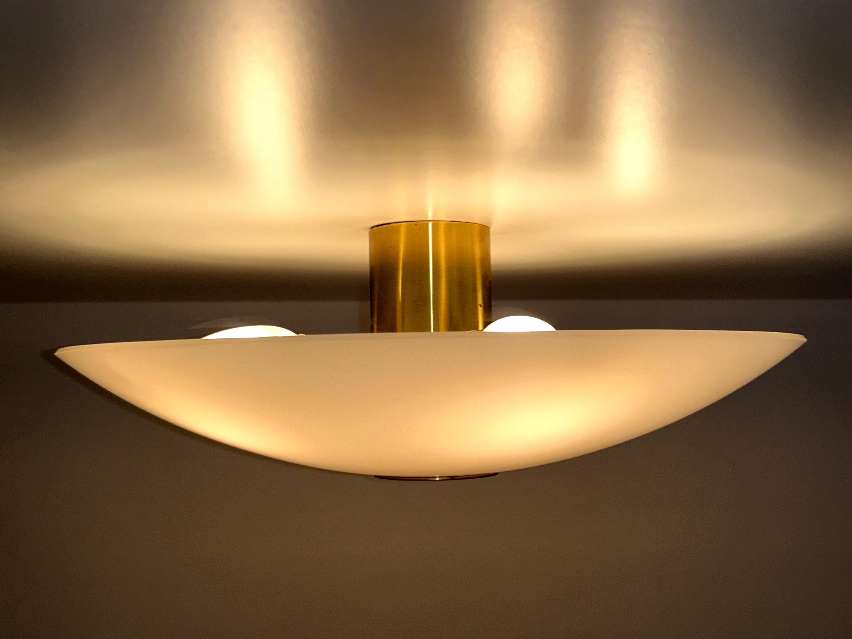 Lucidato Lampada da incasso o scendiletto modernista in ottone e vetro di Florian Schulz Germania, anni '70 in vendita