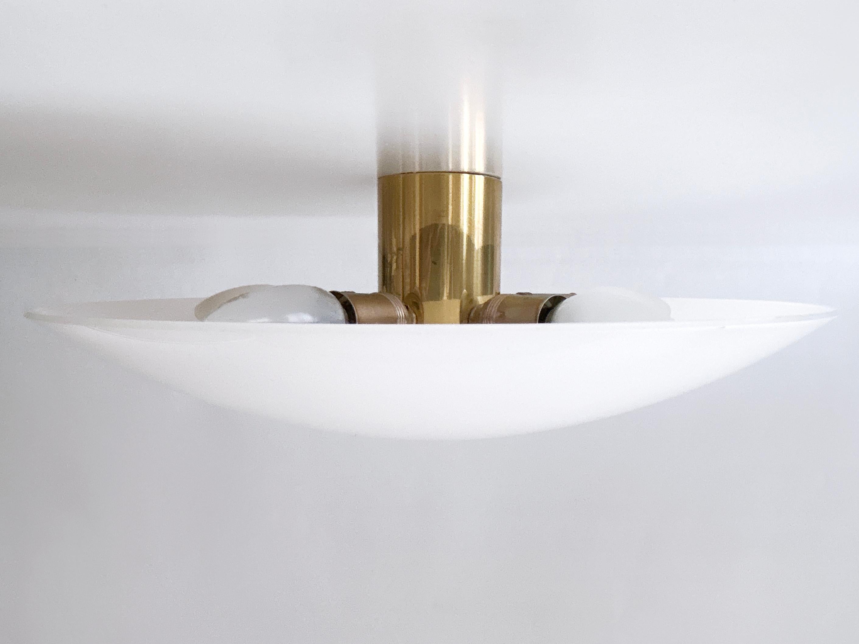 Lampada da incasso o scendiletto modernista in ottone e vetro di Florian Schulz Germania, anni '70 In condizioni buone in vendita a Munich, DE