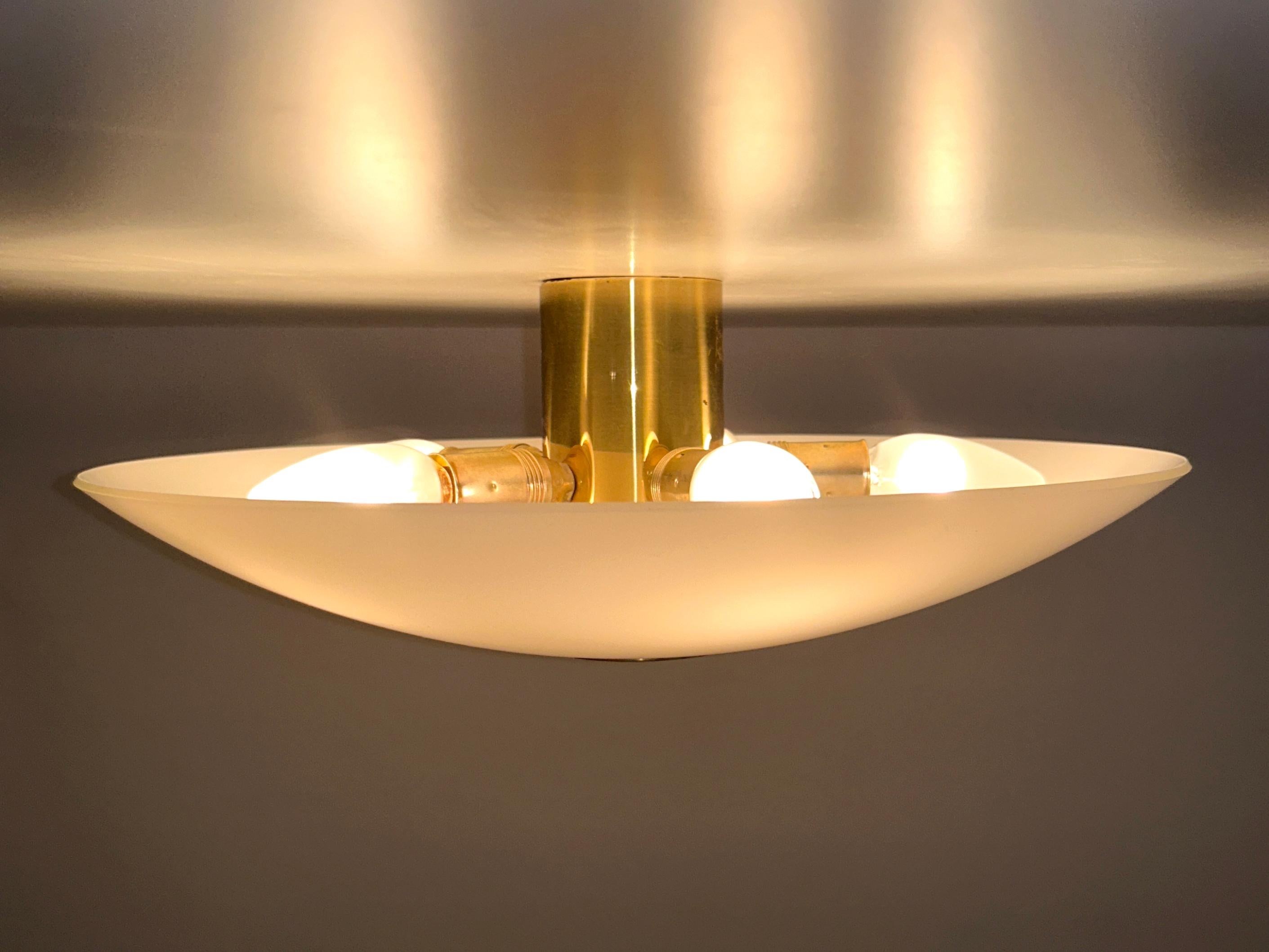 Fine XX secolo Lampada da incasso o scendiletto modernista in ottone e vetro di Florian Schulz Germania, anni '70 in vendita