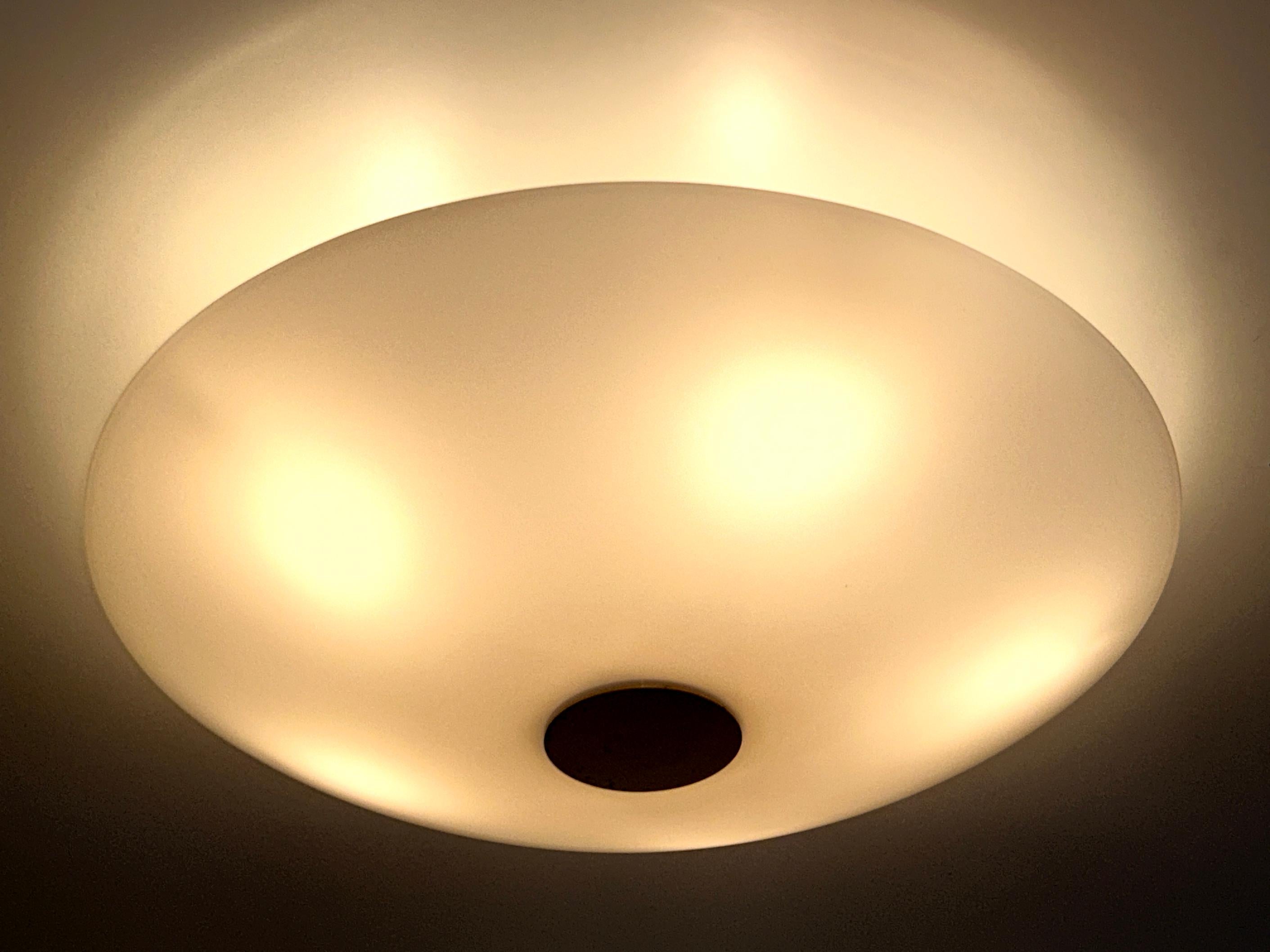 Lampada da incasso o scendiletto modernista in ottone e vetro di Florian Schulz Germania, anni '70 in vendita 1