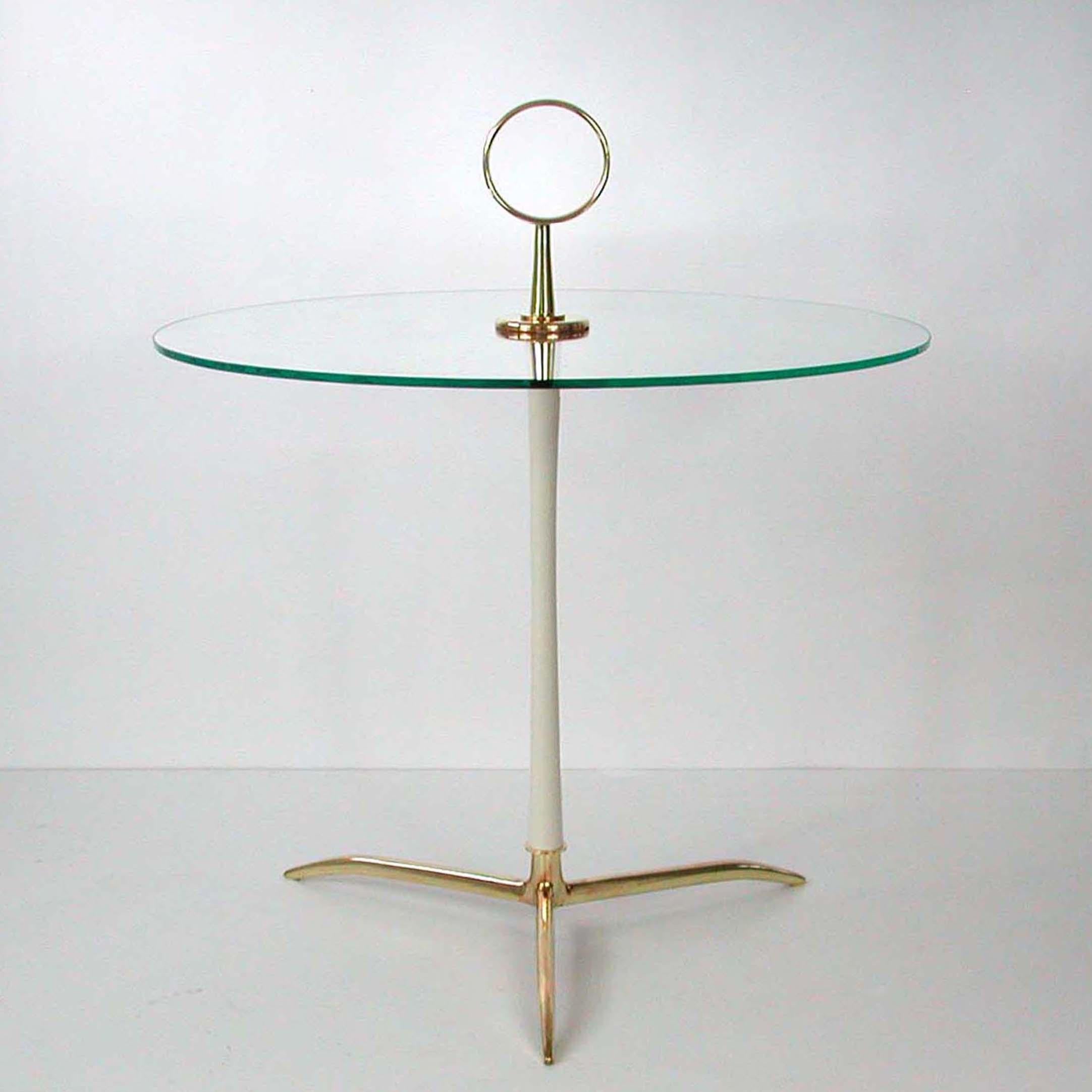 Modernistischer Beistelltisch aus Messing und Glas, Vereinigte Werkstätten München, Deutschland 1950er Jahre (Moderne der Mitte des Jahrhunderts) im Angebot