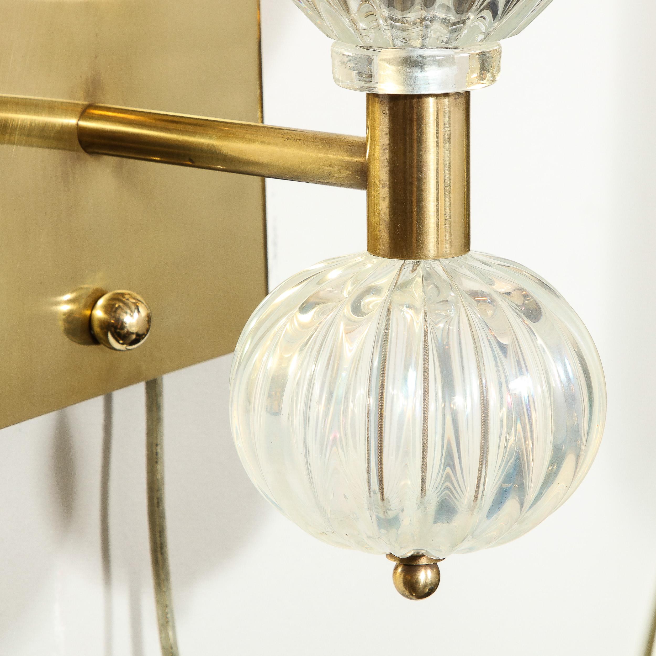Appliques modernistes en laiton et verre de Murano irisé soufflé à la main avec goutte d'orbital en vente 3