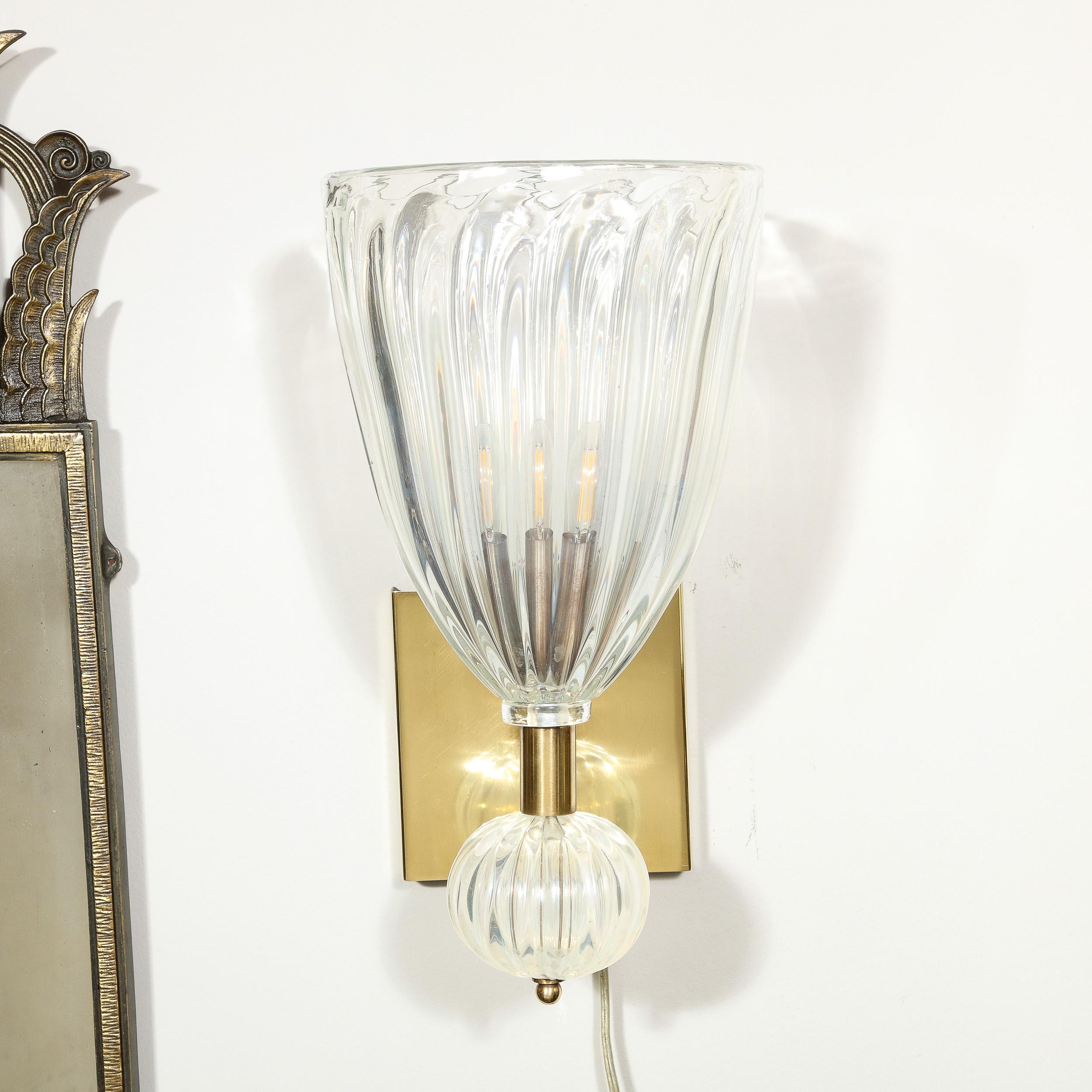 Appliques modernistes en laiton et verre de Murano irisé soufflé à la main avec goutte d'orbital en vente 4