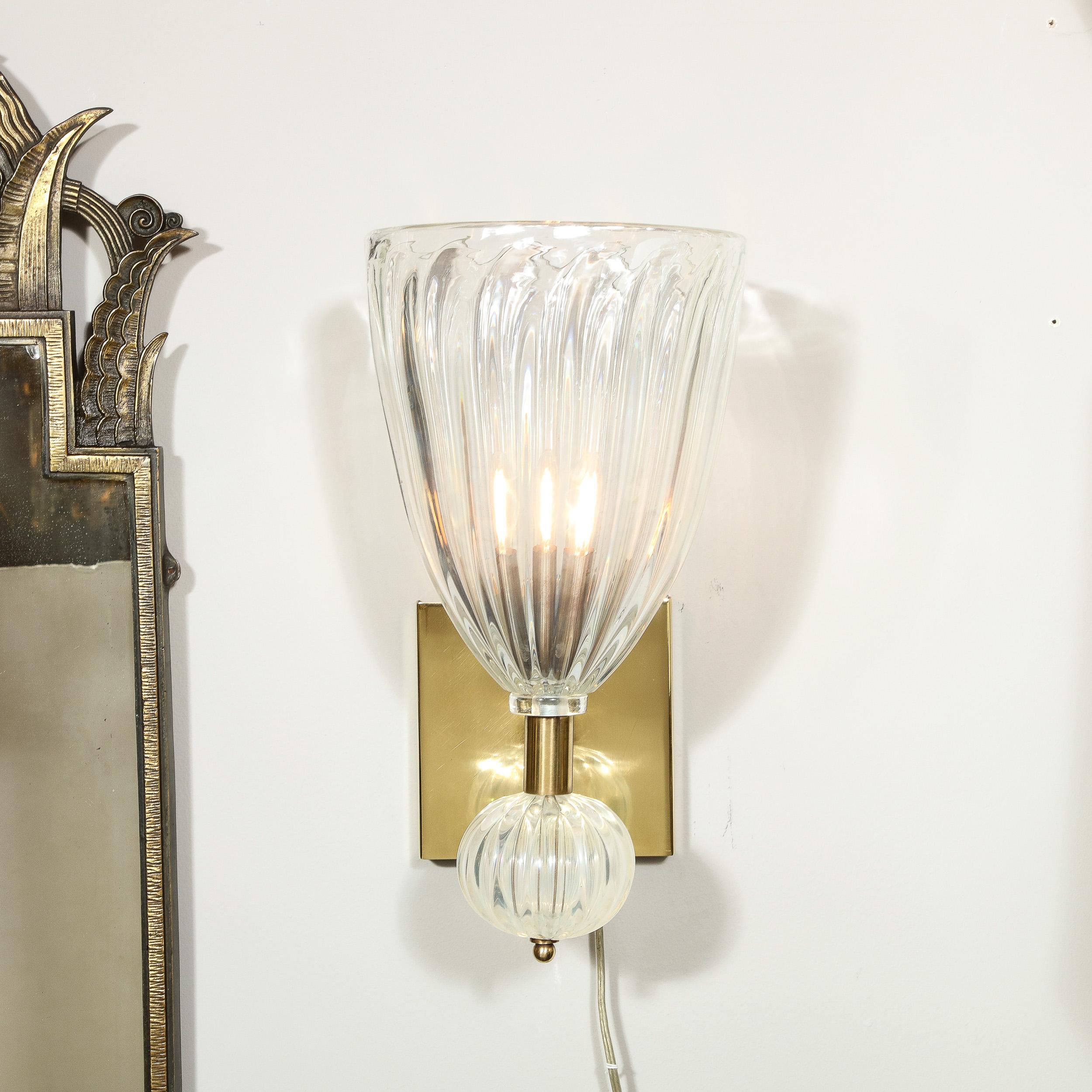 Moderne Appliques modernistes en laiton et verre de Murano irisé soufflé à la main avec goutte d'orbital en vente