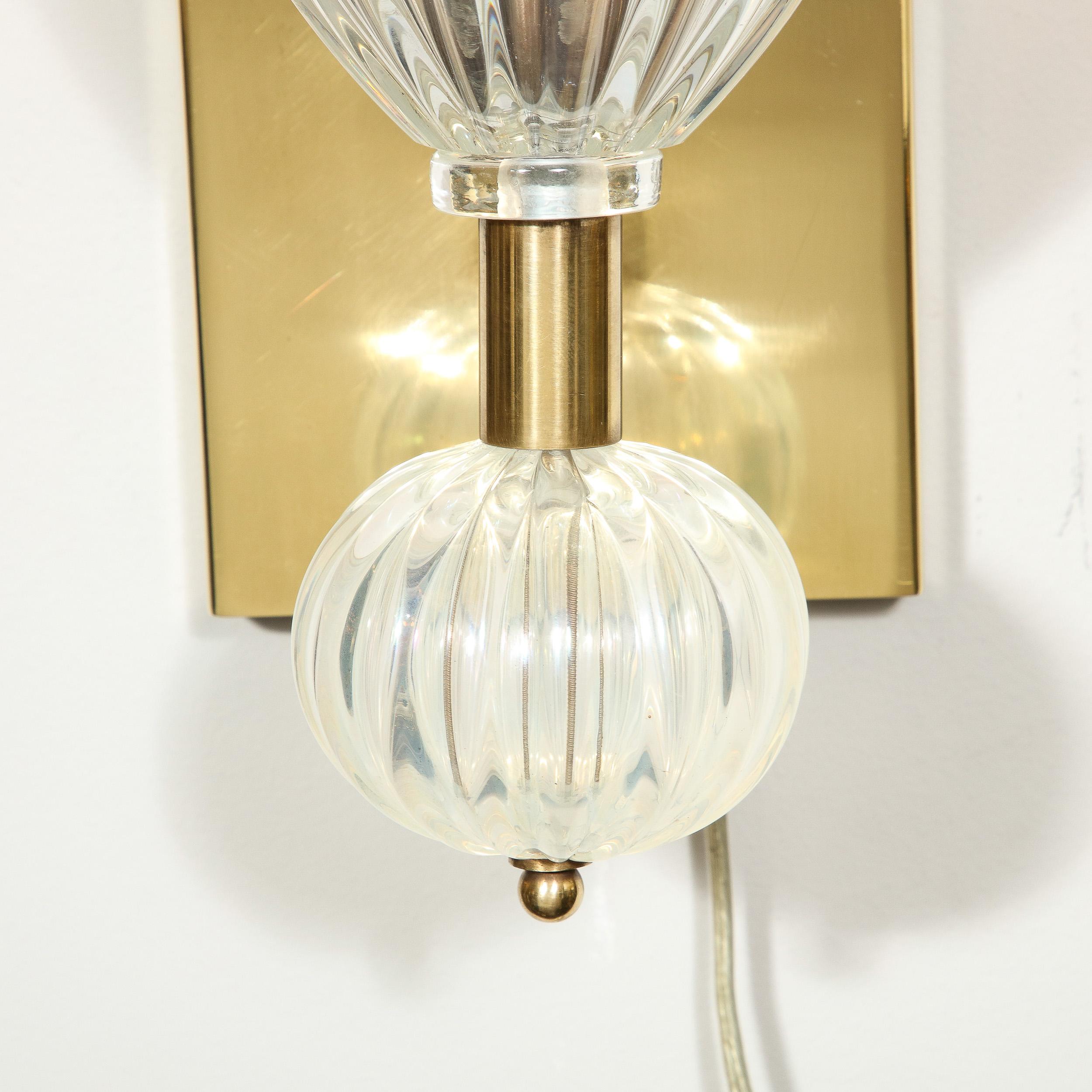italien Appliques modernistes en laiton et verre de Murano irisé soufflé à la main avec goutte d'orbital en vente