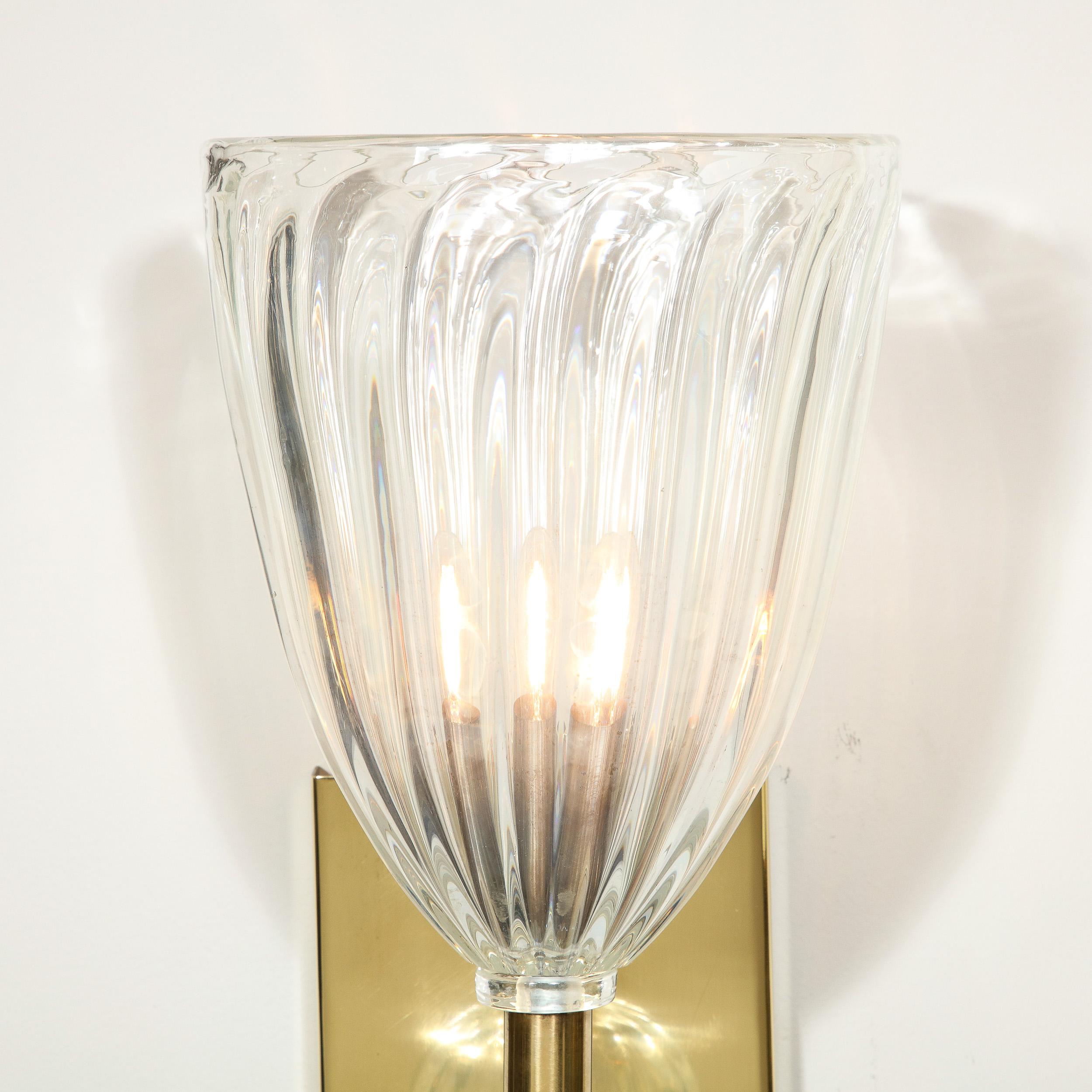 Appliques modernistes en laiton et verre de Murano irisé soufflé à la main avec goutte d'orbital Neuf - En vente à New York, NY