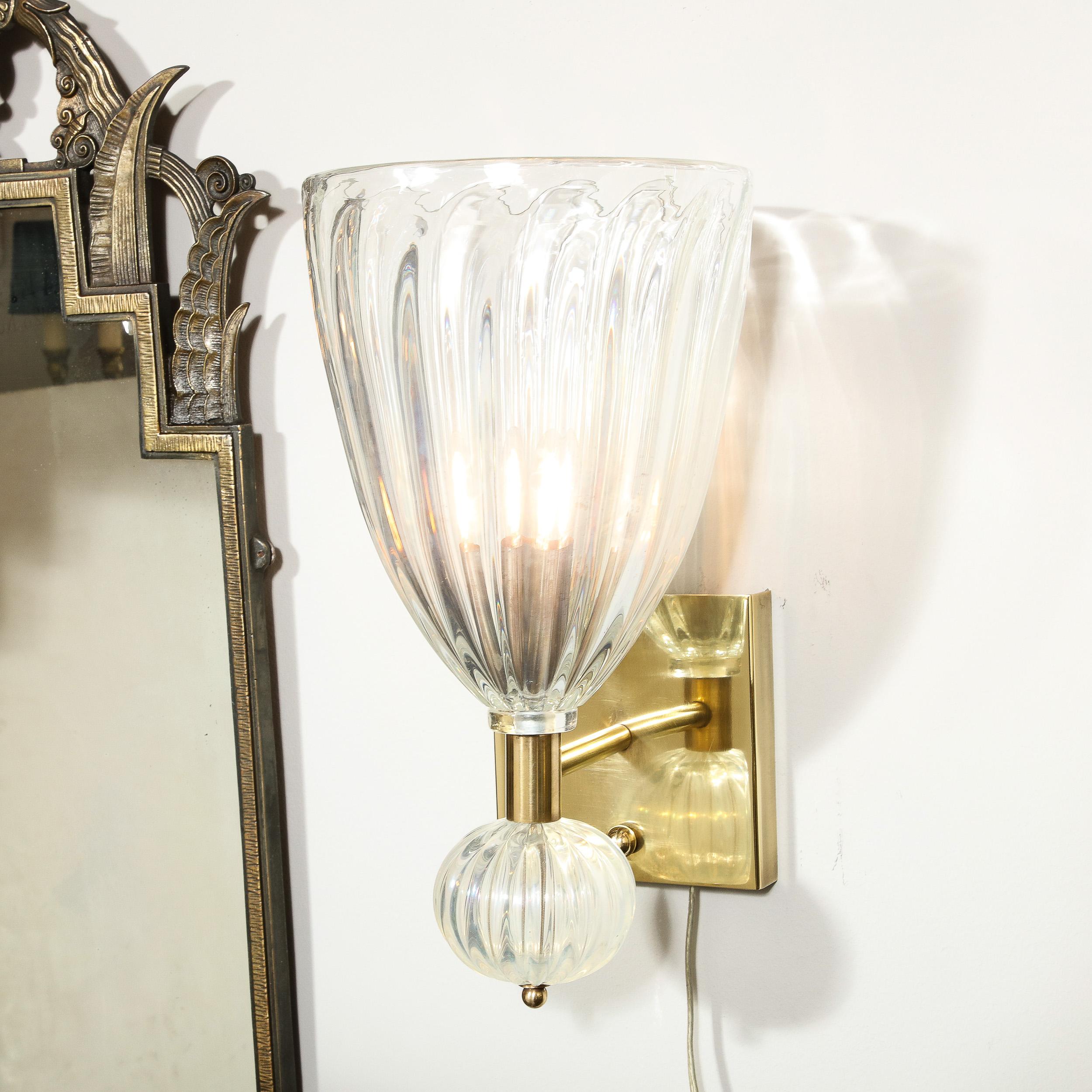 XXIe siècle et contemporain Appliques modernistes en laiton et verre de Murano irisé soufflé à la main avec goutte d'orbital en vente