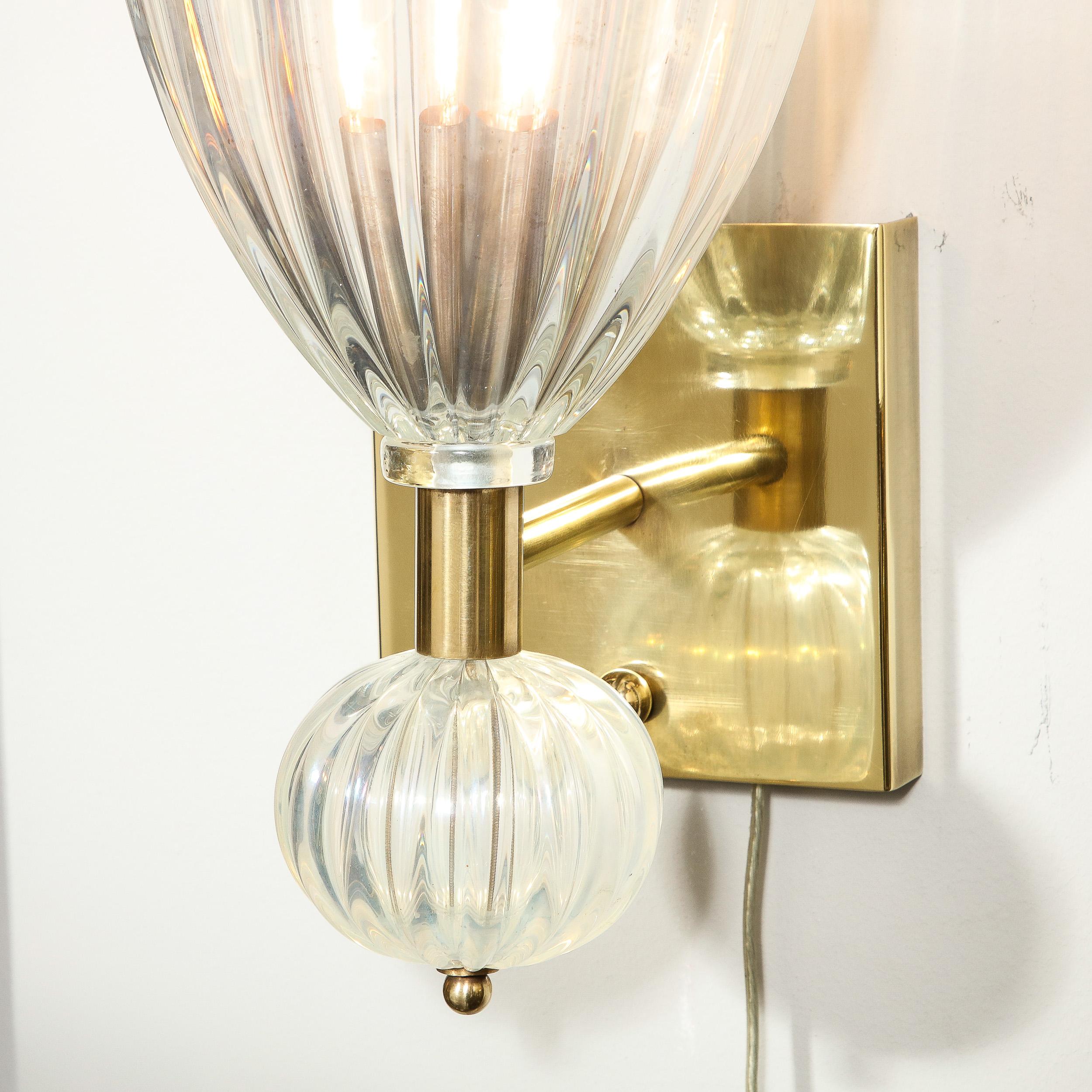 Laiton Appliques modernistes en laiton et verre de Murano irisé soufflé à la main avec goutte d'orbital en vente