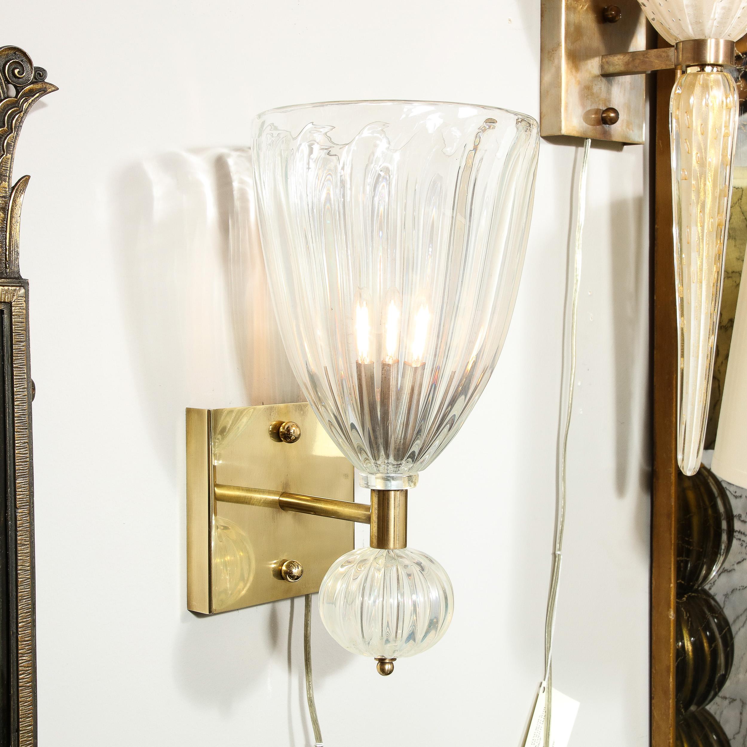 Appliques modernistes en laiton et verre de Murano irisé soufflé à la main avec goutte d'orbital en vente 1
