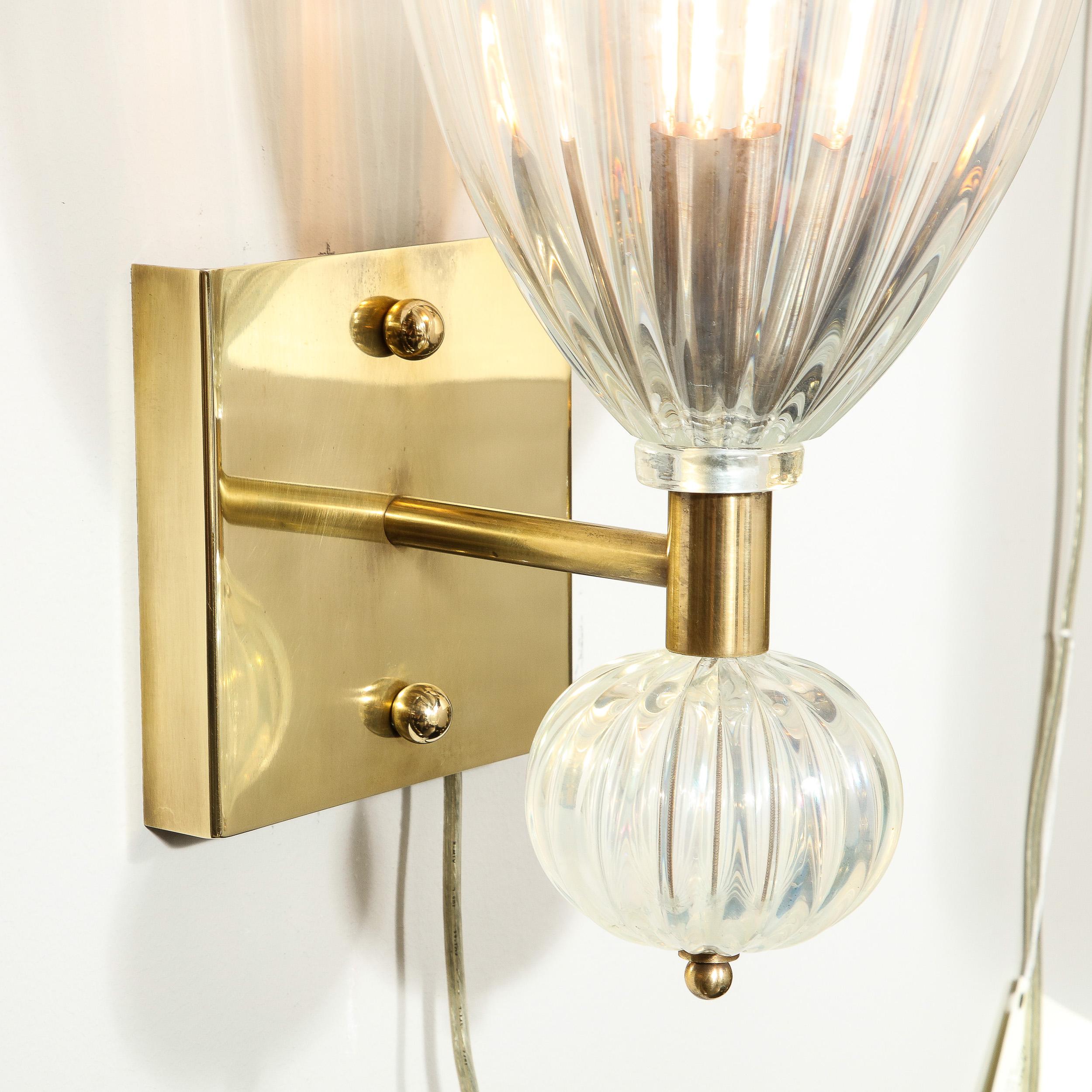 Appliques modernistes en laiton et verre de Murano irisé soufflé à la main avec goutte d'orbital en vente 2