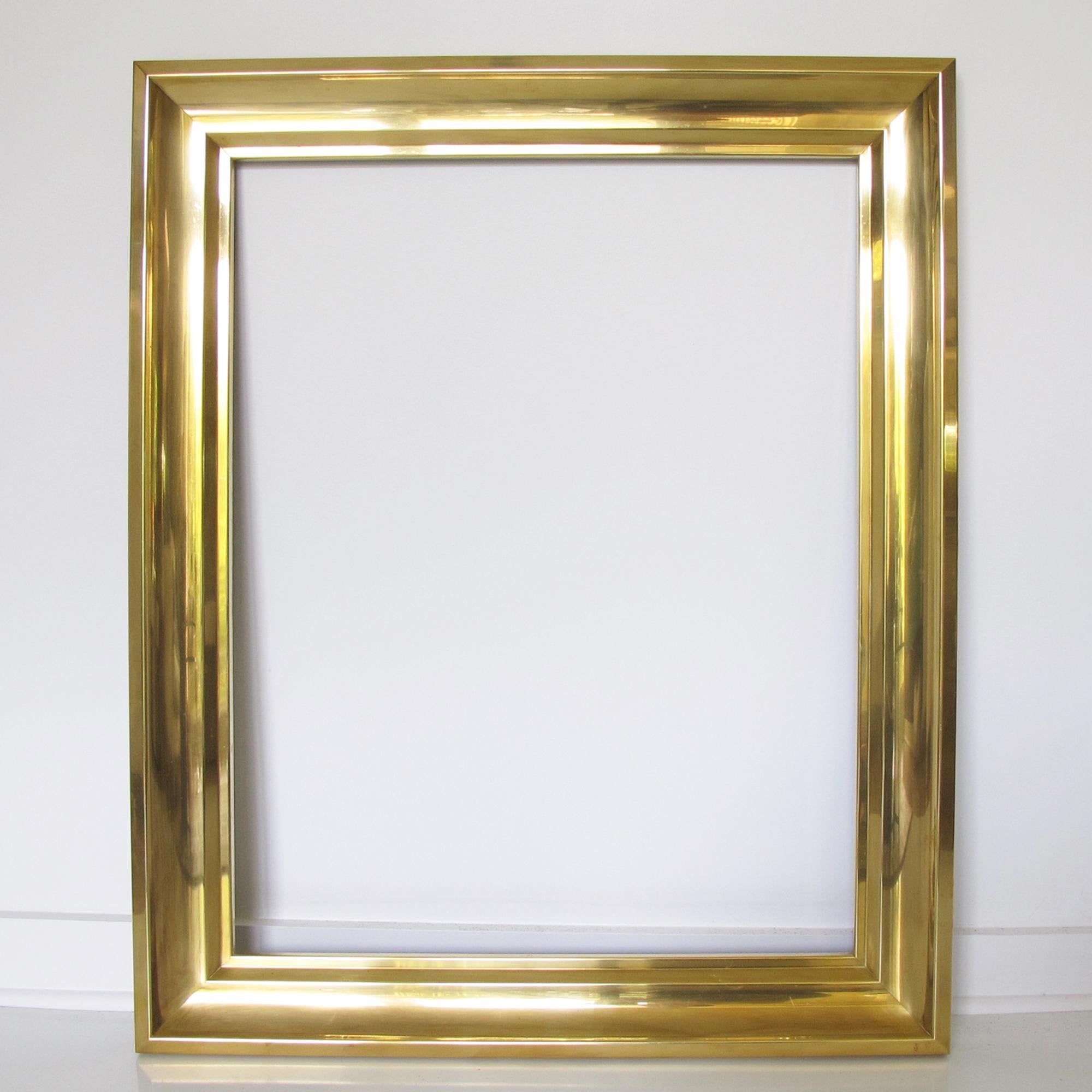 Questa cornice italiana, realizzata in ottone lucido, risale agli anni Quaranta. Sarà perfetto per includere un quadro, un disegno, una litografia, uno specchio o qualsiasi altra decorazione fai da te. Il design rettangolare del pezzo permette di