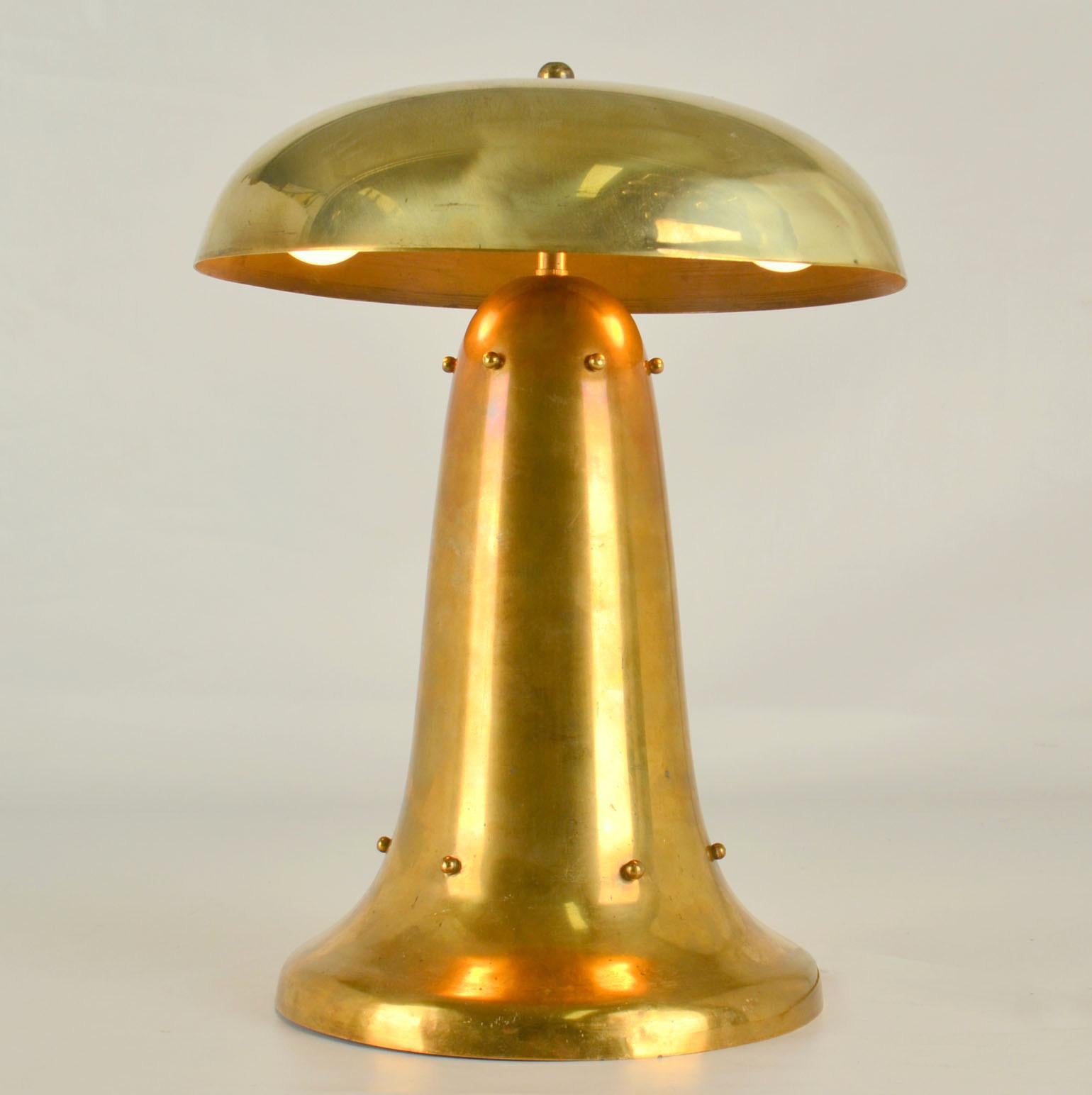 Modernist Art Deco Tisch oder Schreibtisch geschwungene Lampe in Form eines Pilzes mit dekorativen Messingperlen ist außergewöhnlich seltenes Beispiel für niederländisches Design in den 1920er Jahren. Sie stammt aus dem Maschinenzeitalter und ist im