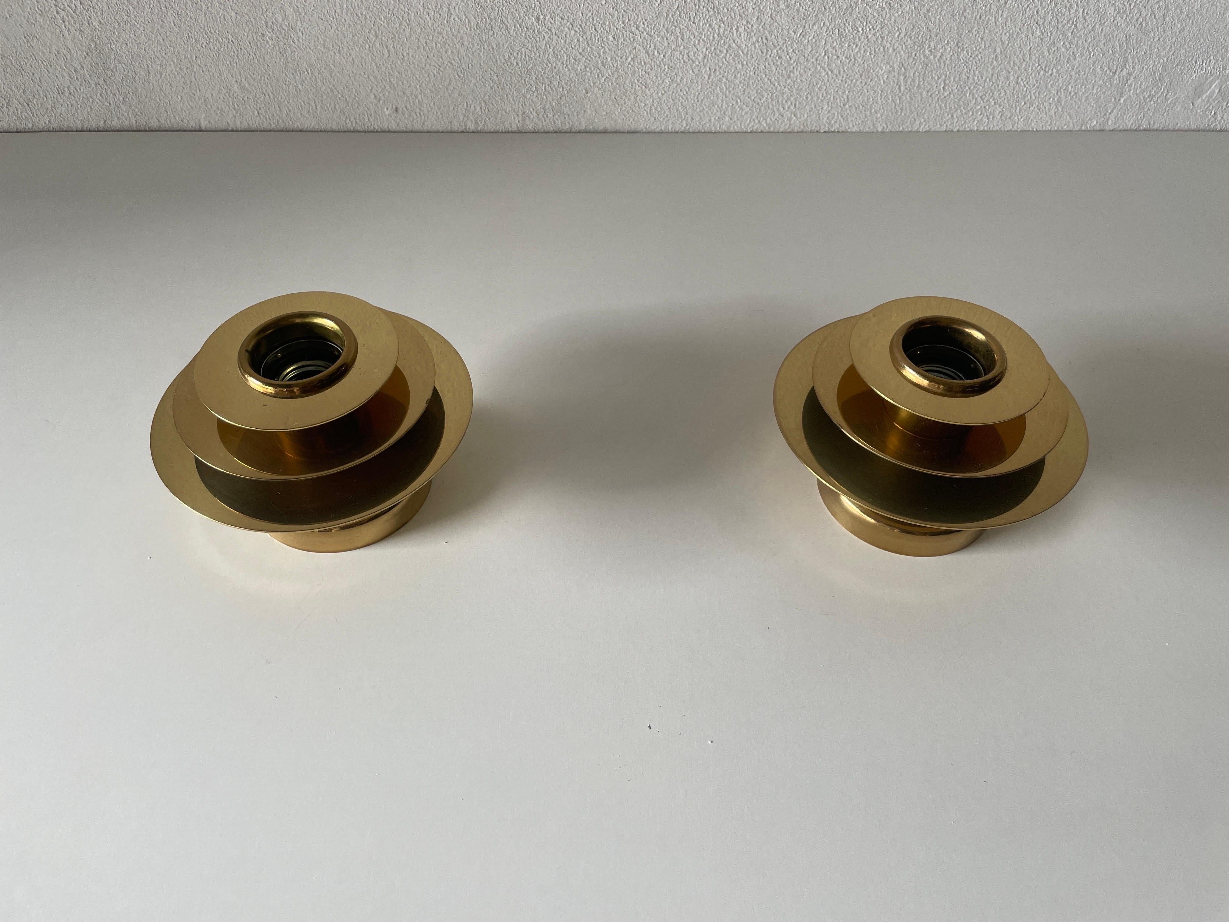 Modernist Brass Pair of Sconces or Ceiling Lamp by Schröder & Co, 1960s, Germany

Very nice high quality wall lamps

Lamps are in very good vintage condition.

These lamps works with E27 standard light bulbs. 
Wired and suitable to use in all
