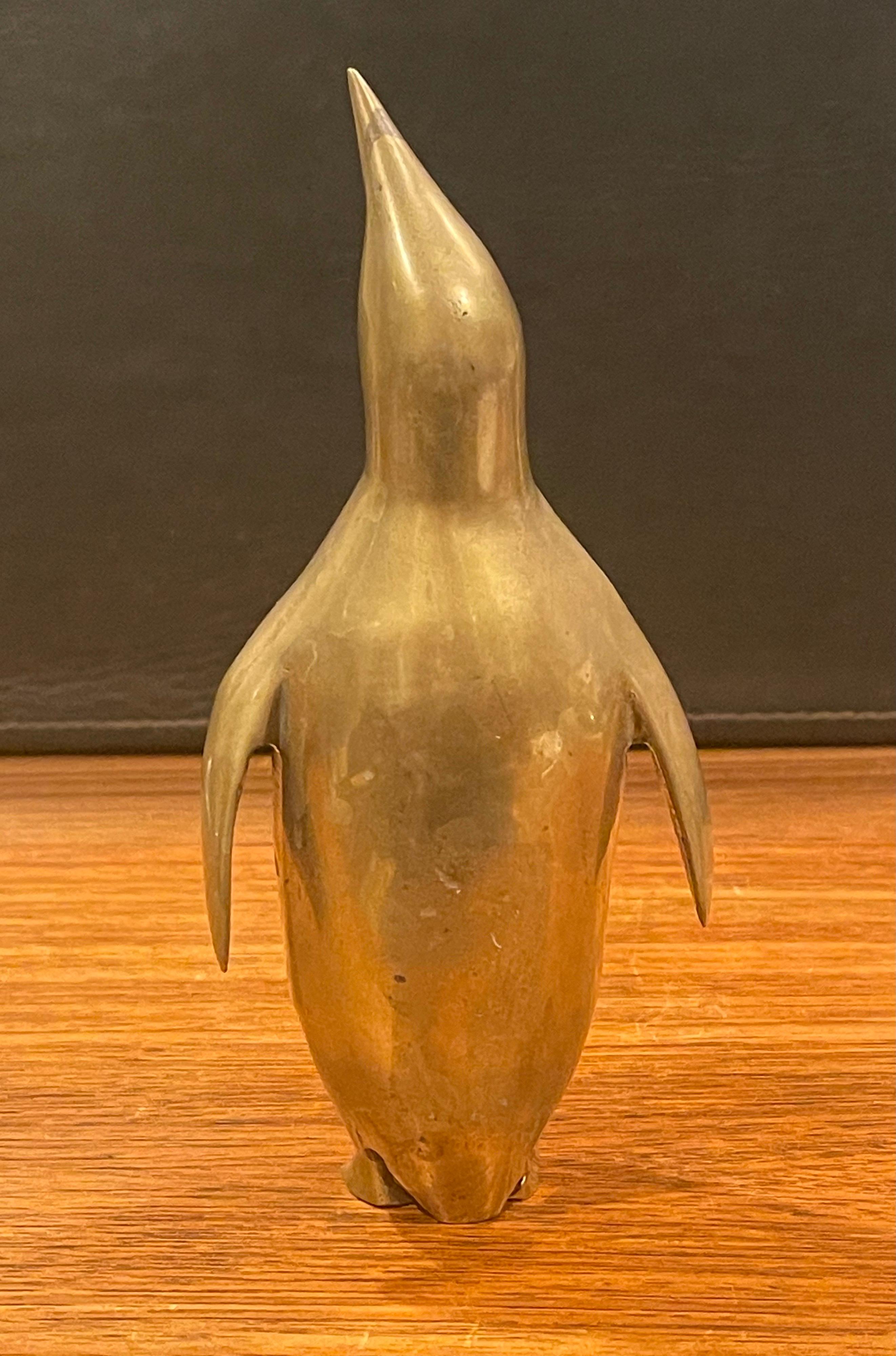 Sculpture de pingouin moderniste en laiton en vente 3
