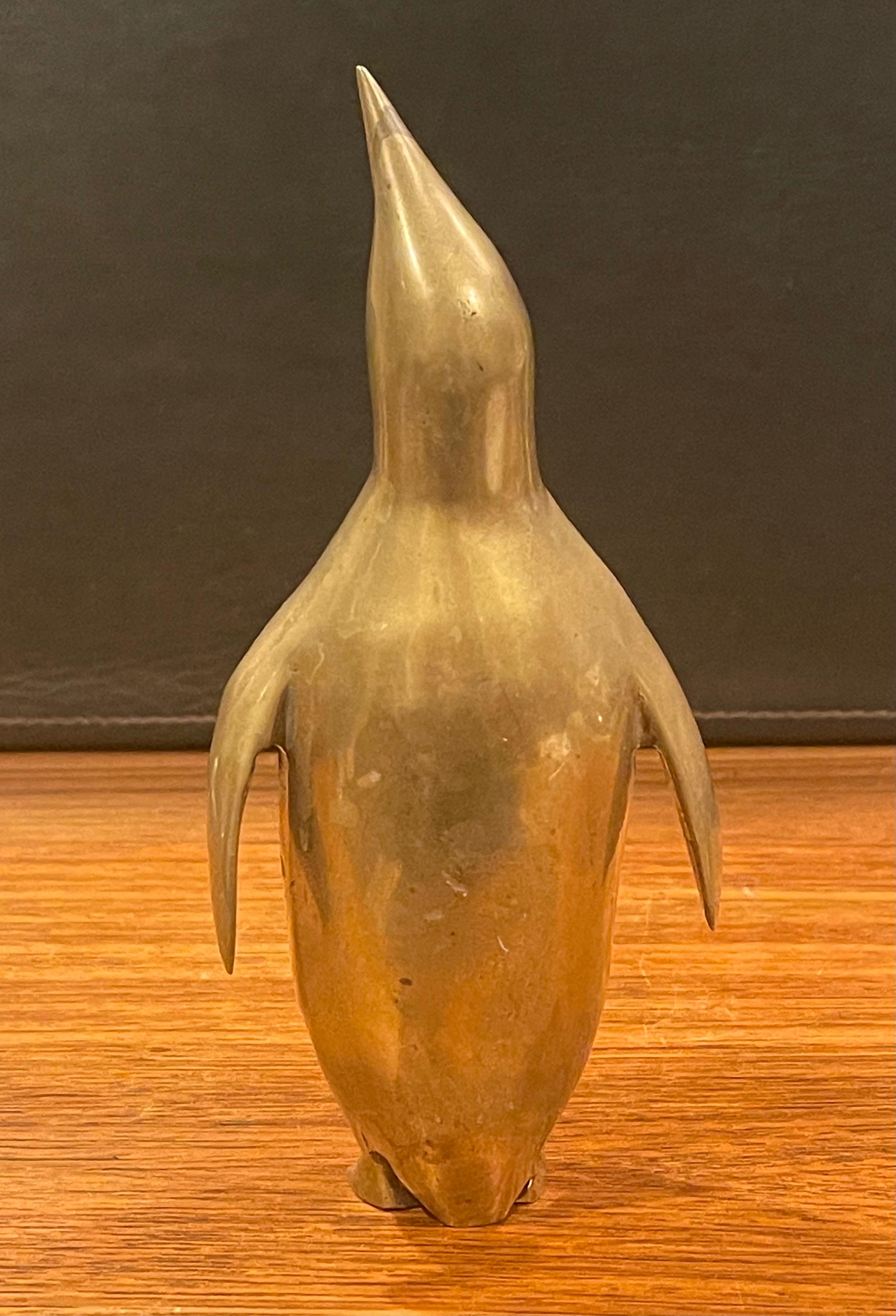 Sculpture de pingouin moderniste en laiton en vente 4