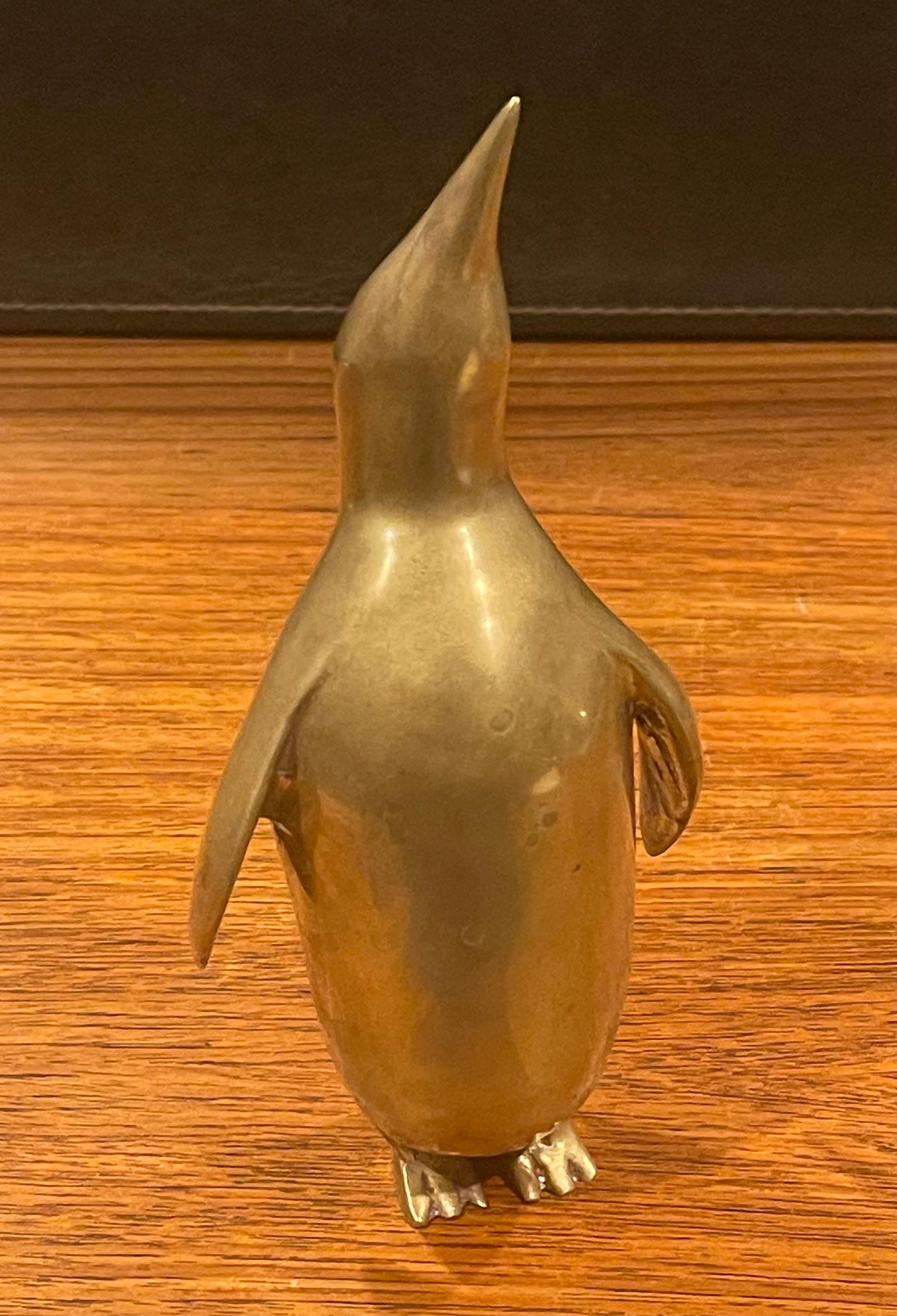 Une très cool sculpture moderniste de pingouin en laiton avec une magnifique patine naturelle, vers les années 1970. La pièce est en très bon état vintage et mesure 3,5 