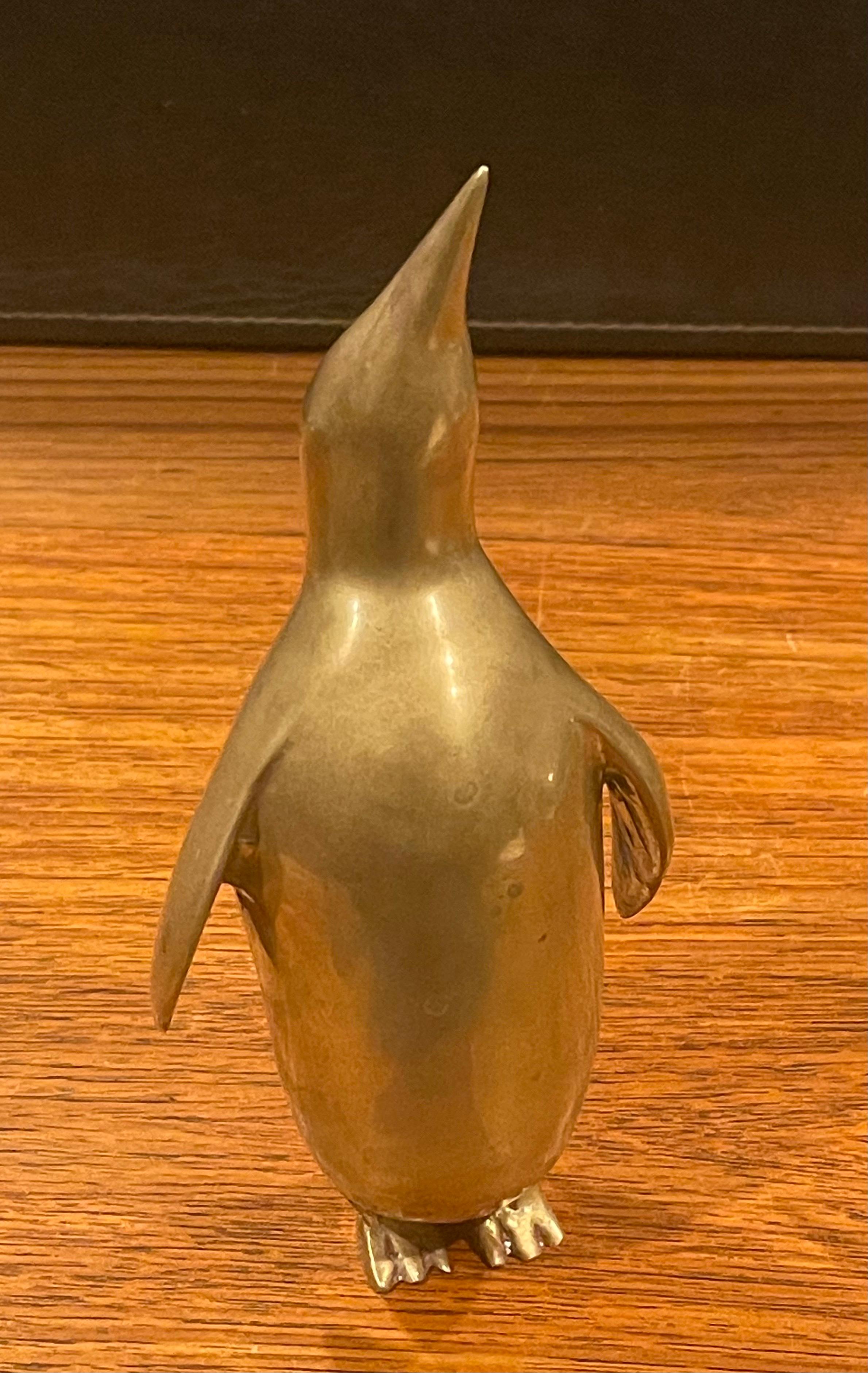Hollywood Regency Sculpture de pingouin moderniste en laiton en vente